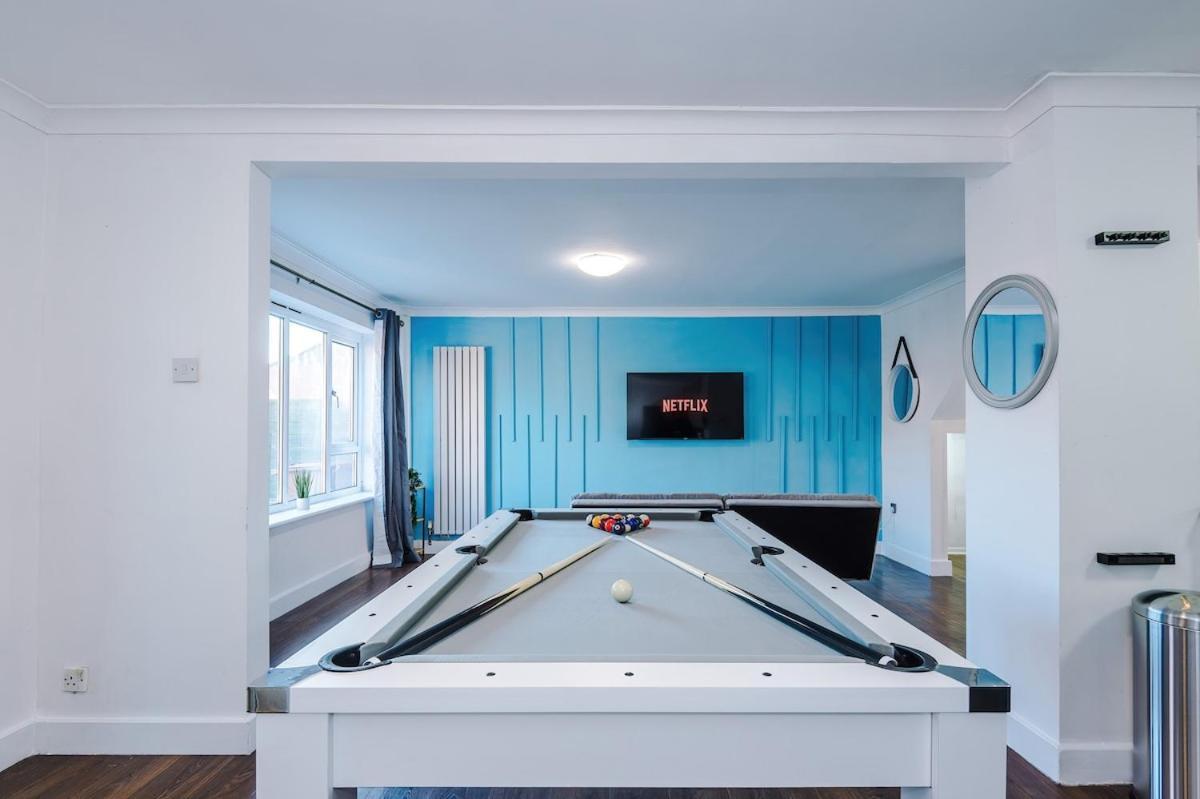 New Spacious House, Pool Table, Driveway Holiday home