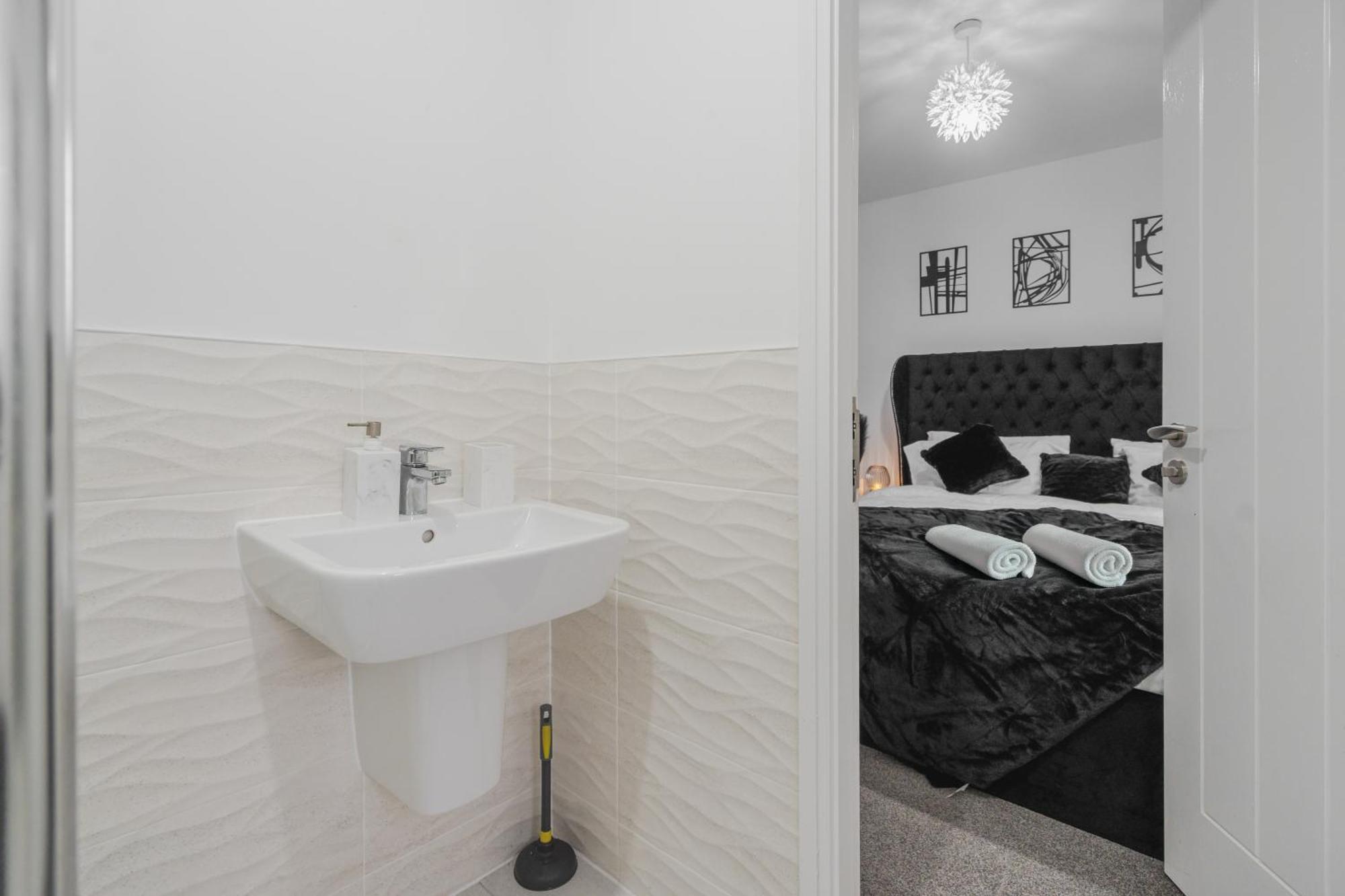 Luxury 5 Bed Near Etihad And Coop Live Holiday home *