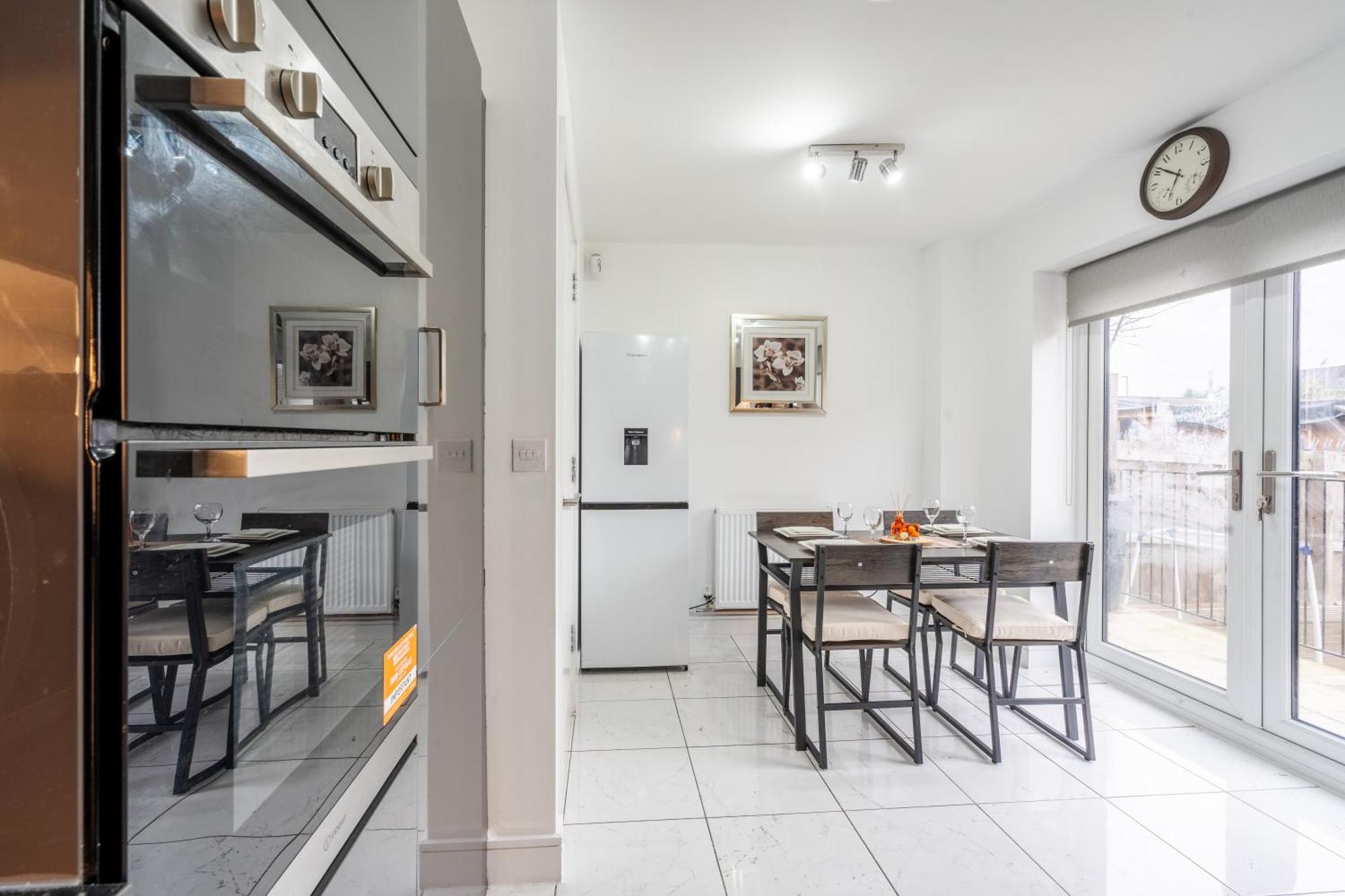 Holiday home Luxury 5 Bed Near Etihad And Coop Live