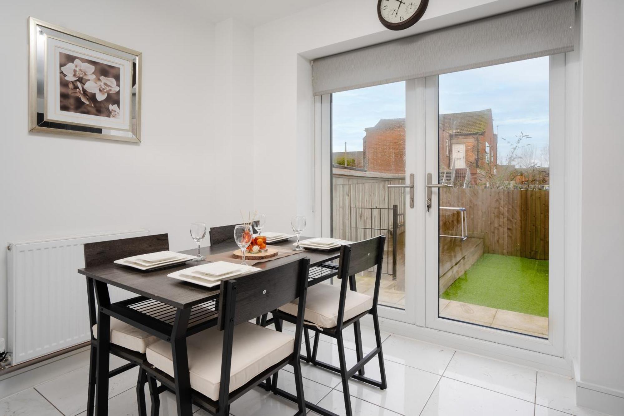 Luxury 5 Bed Near Etihad And Coop Live Holiday home *
