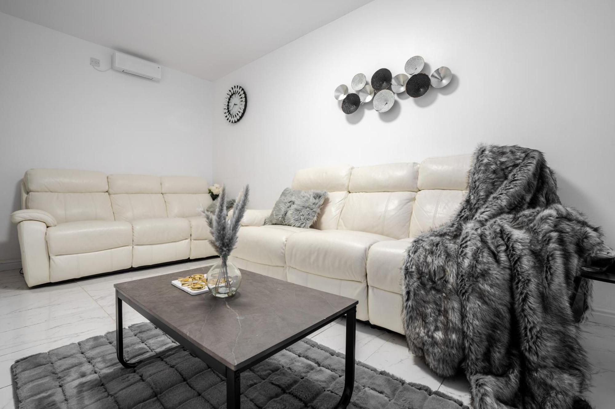 Luxury 5 Bed Near Etihad And Coop Live Holiday home Manchester