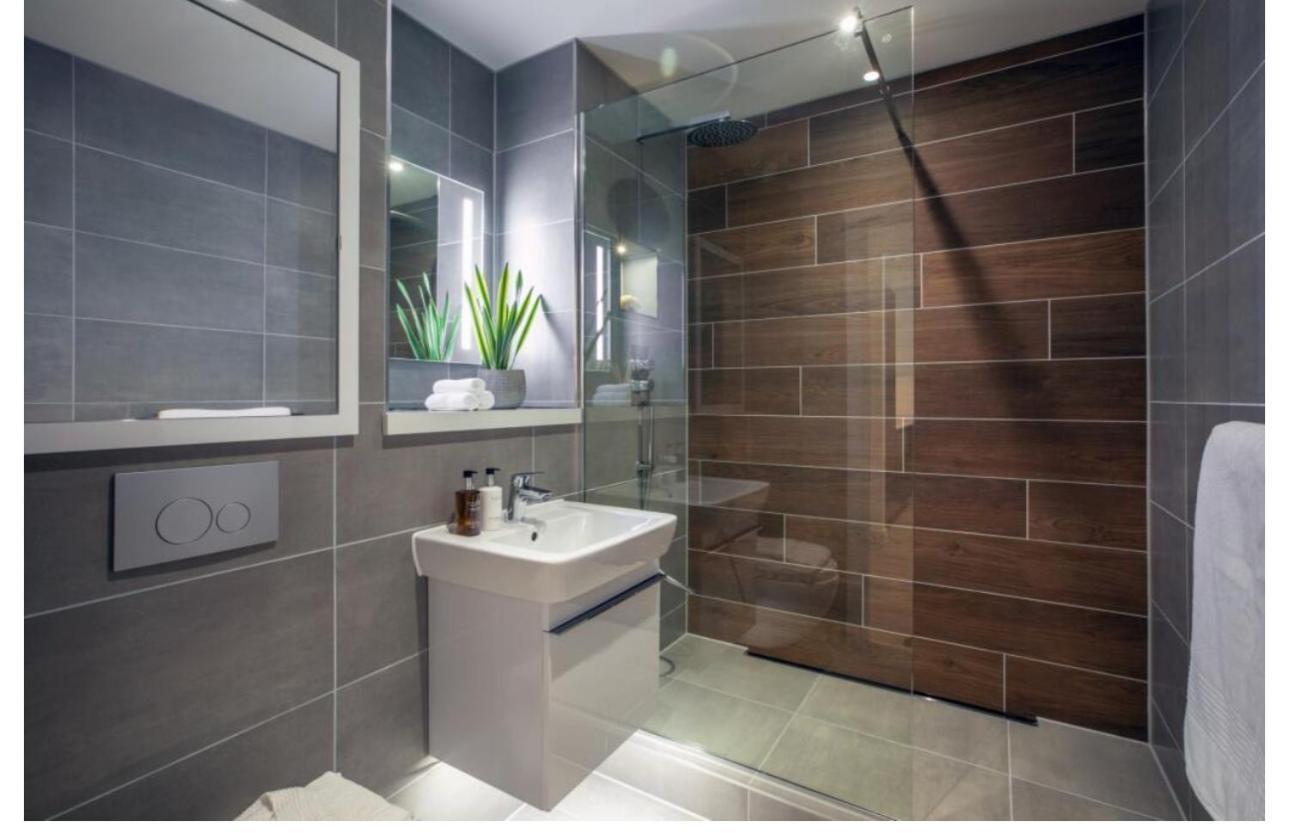 Away Luxury Two Bedroom Shared With En-suite And A Private Bathroom Homestay *