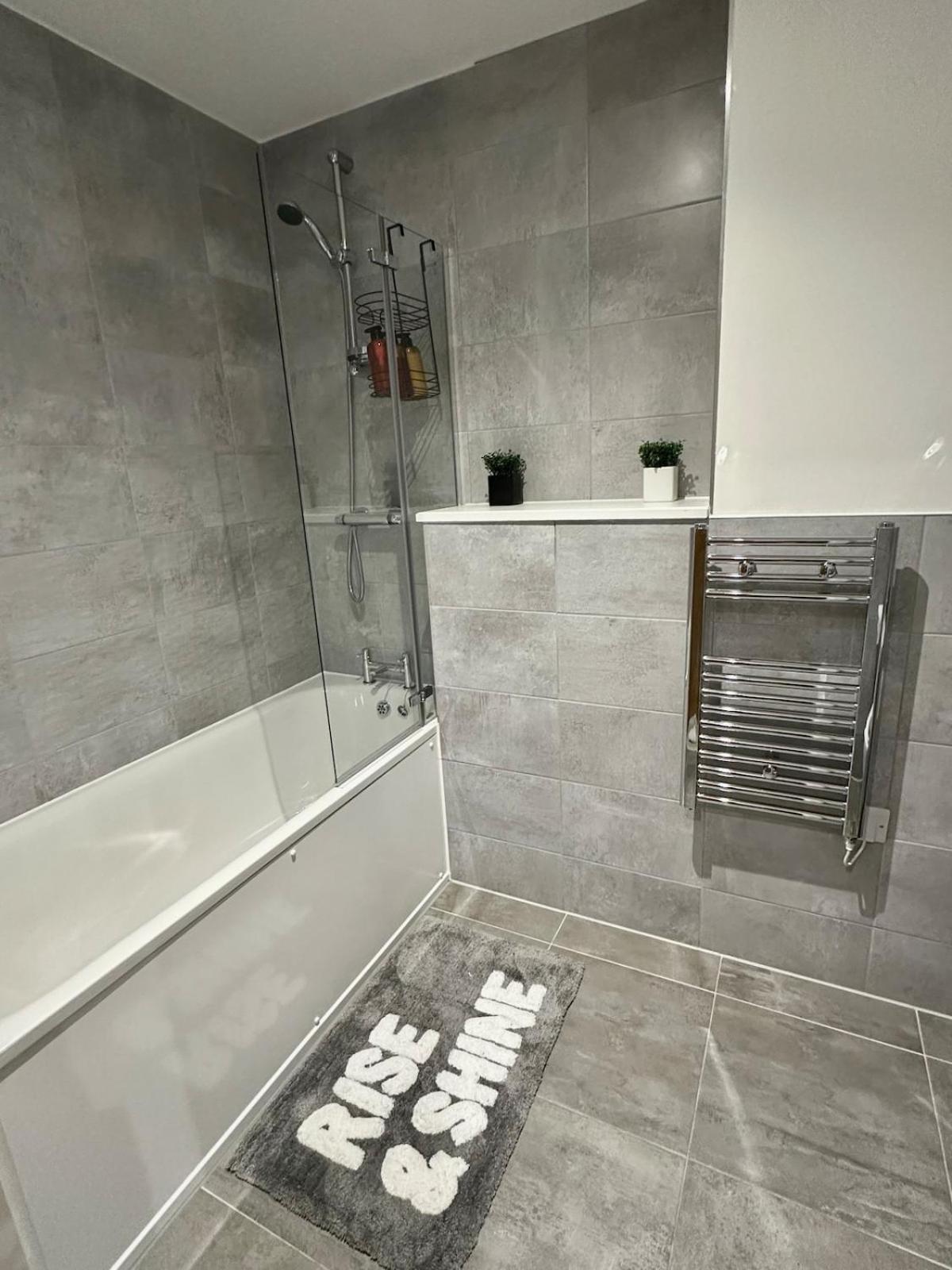Stylish Haven With Ample Space Apartment *