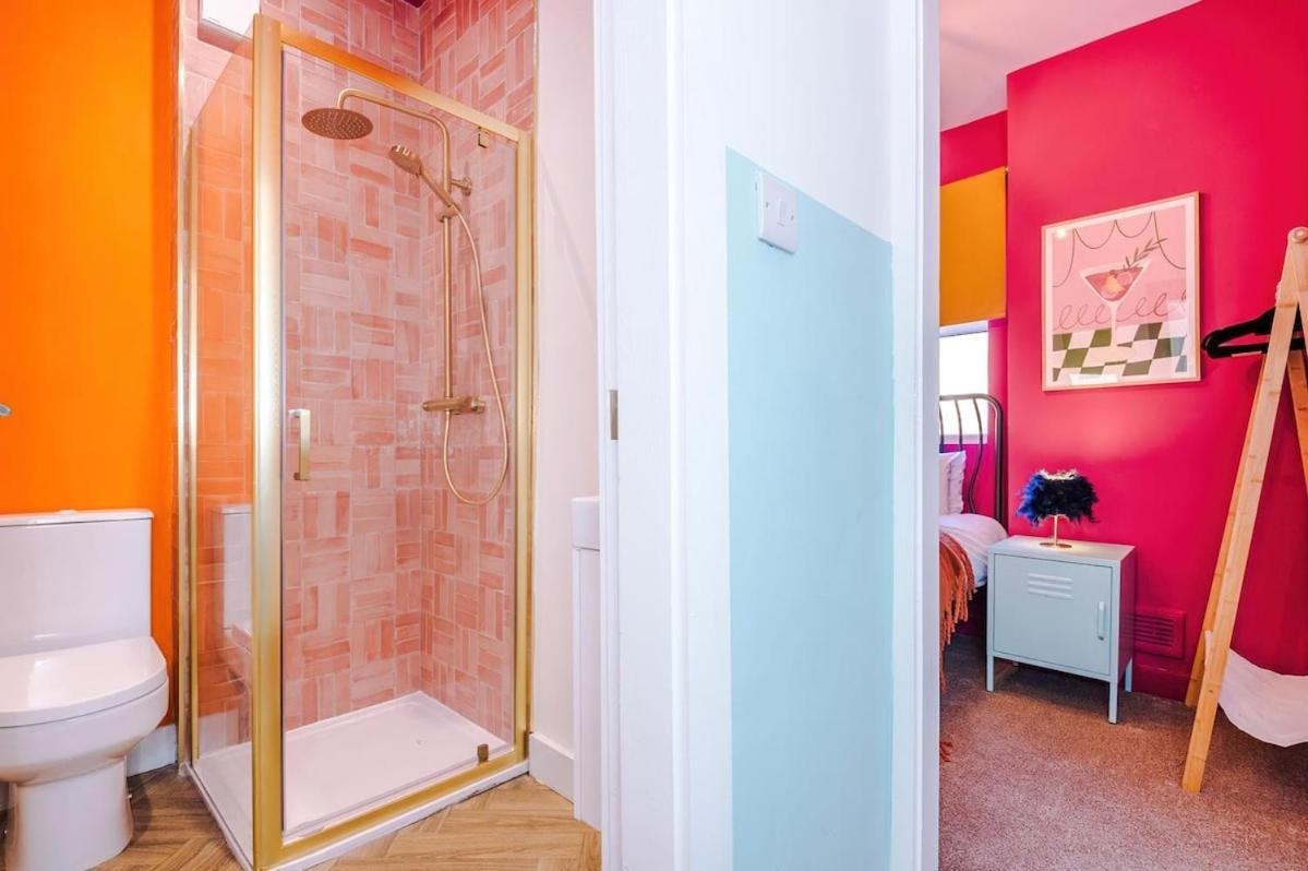 6-bed Funky Getaway Unique Vibes Holiday home *