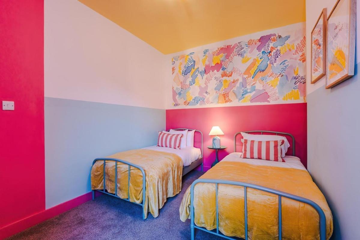 6-bed Funky Getaway Unique Vibes Holiday home *