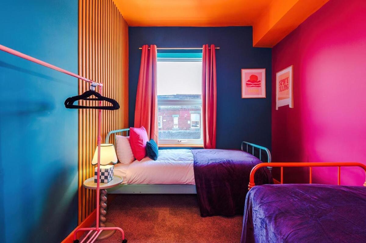 6-bed Funky Getaway Unique Vibes Holiday home Manchester