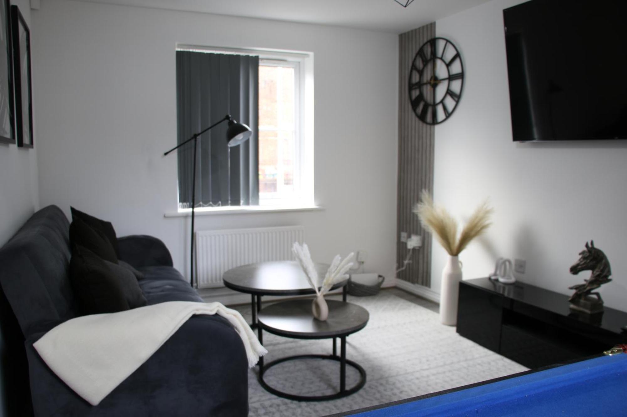 3 Bedroom House Close To Centre Free Parking