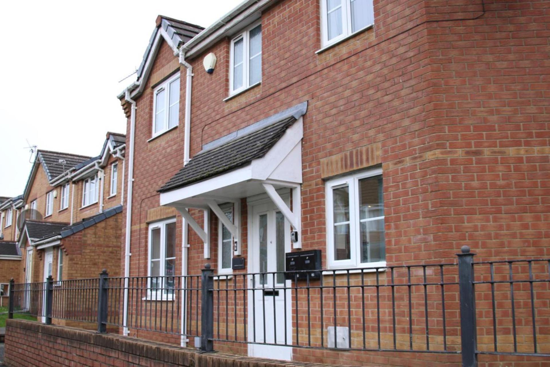 3 Bedroom House Close To Centre Free Parking