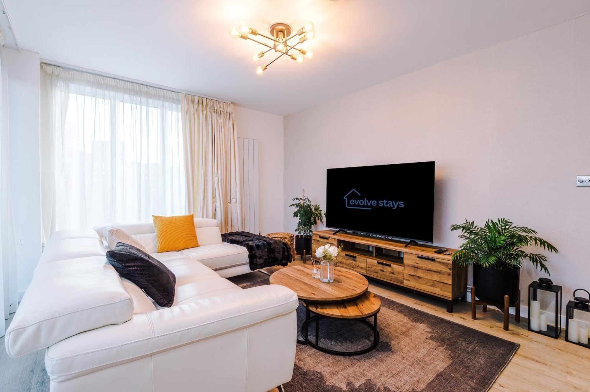 Free Parking, Centre 3bed Apartment, Balcony With Amazing Views, Sleeps 6 Apartment