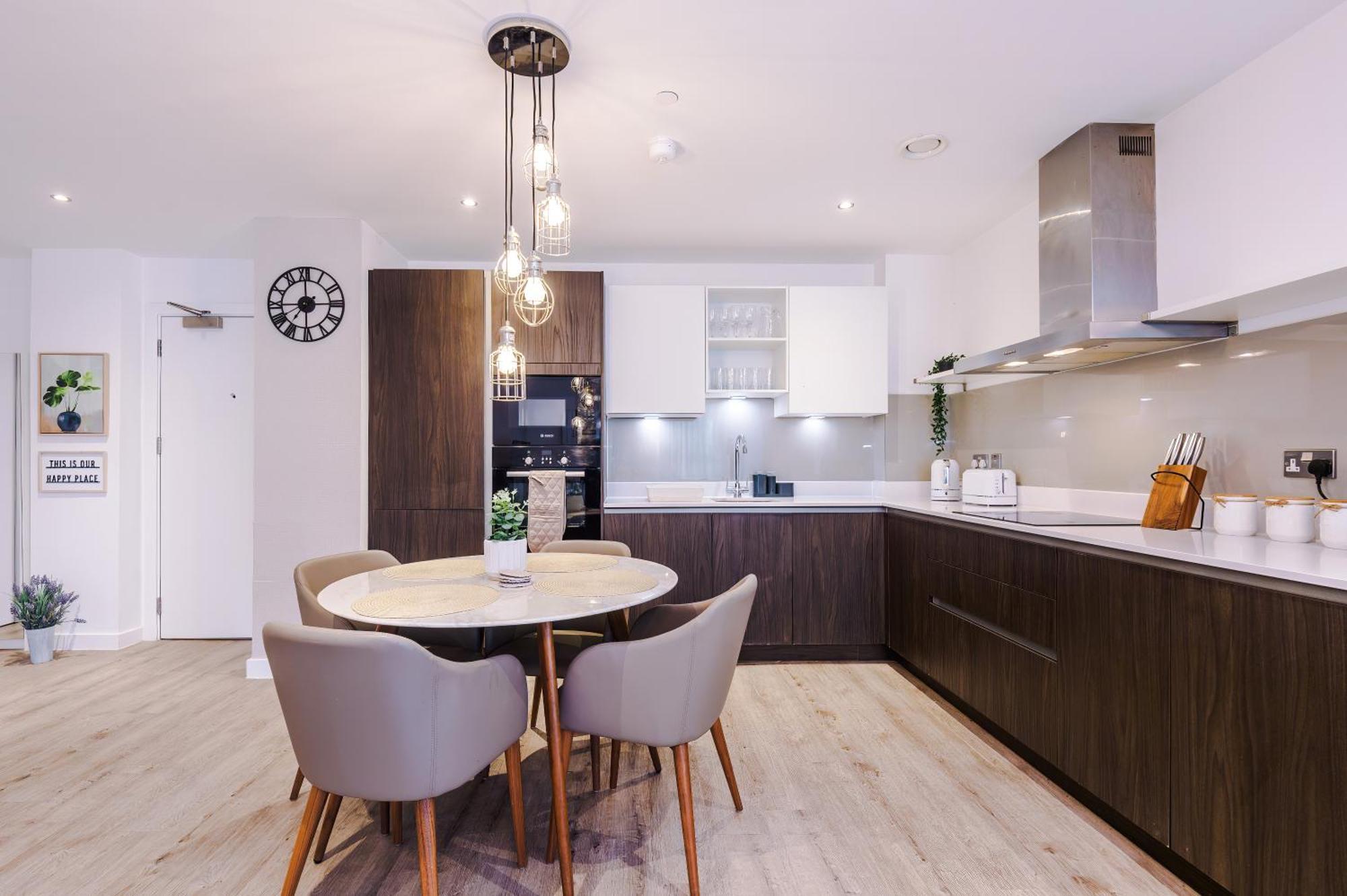Apartment Free Parking, Centre 3bed Apartment, Balcony With Amazing Views, Sleeps 6 *