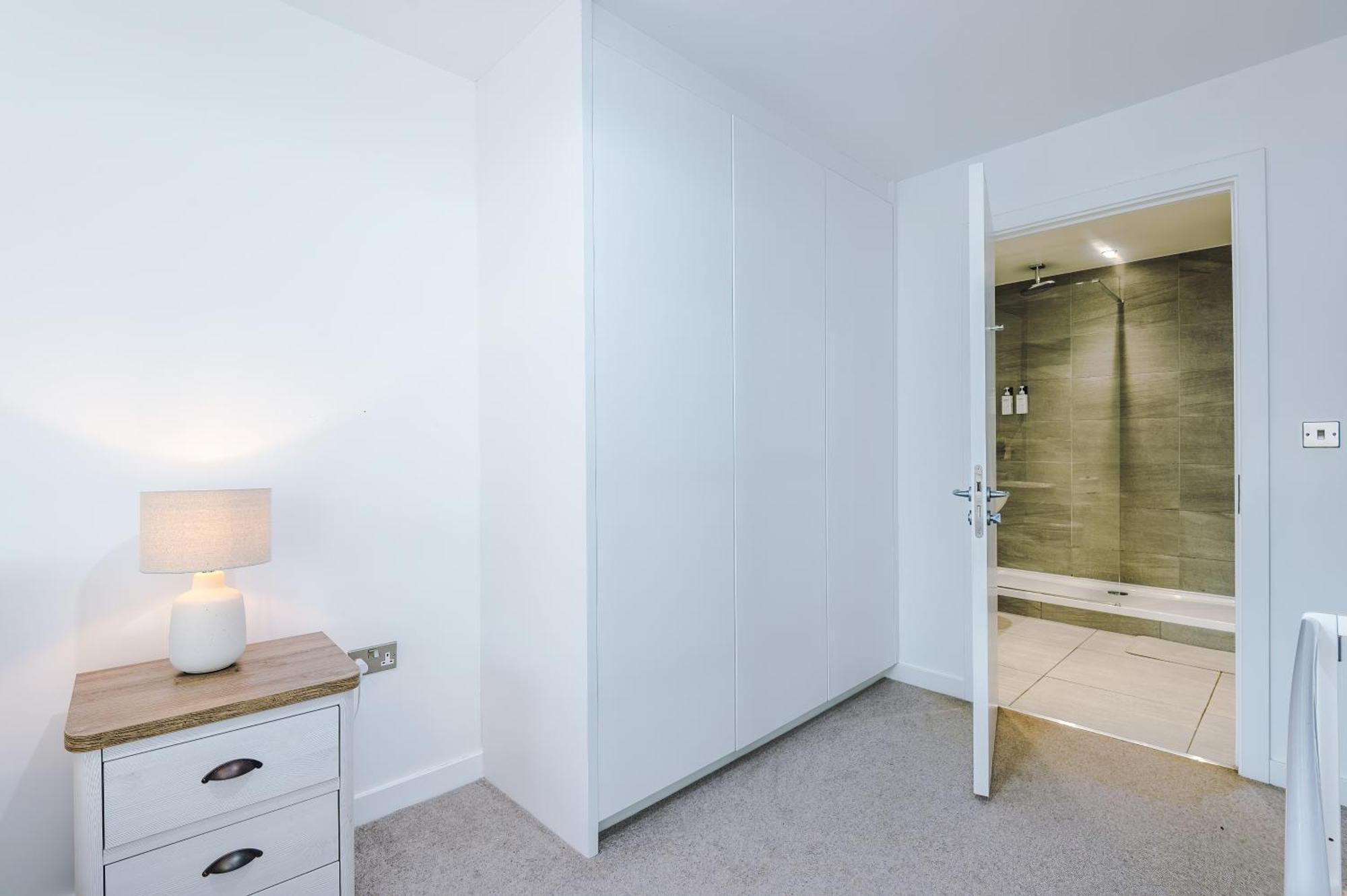 Free Parking, Centre 3bed Apartment, Balcony With Amazing Views, Sleeps 6 *