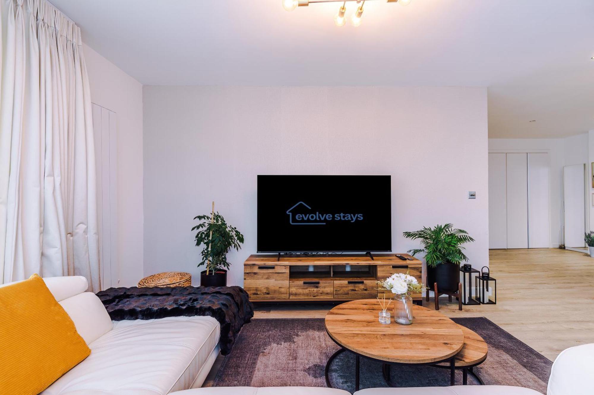 Free Parking, Centre 3bed Apartment, Balcony With Amazing Views, Sleeps 6 Apartment