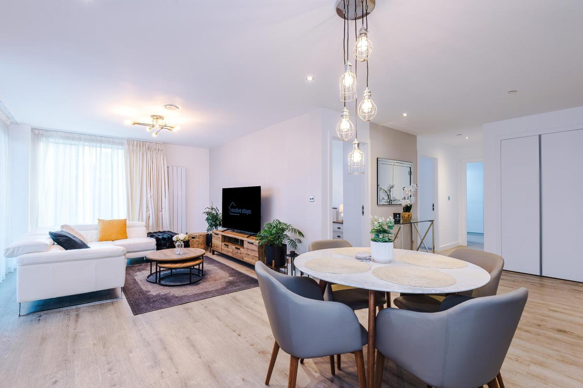 Free Parking, Centre 3bed Apartment, Balcony With Amazing Views, Sleeps 6
