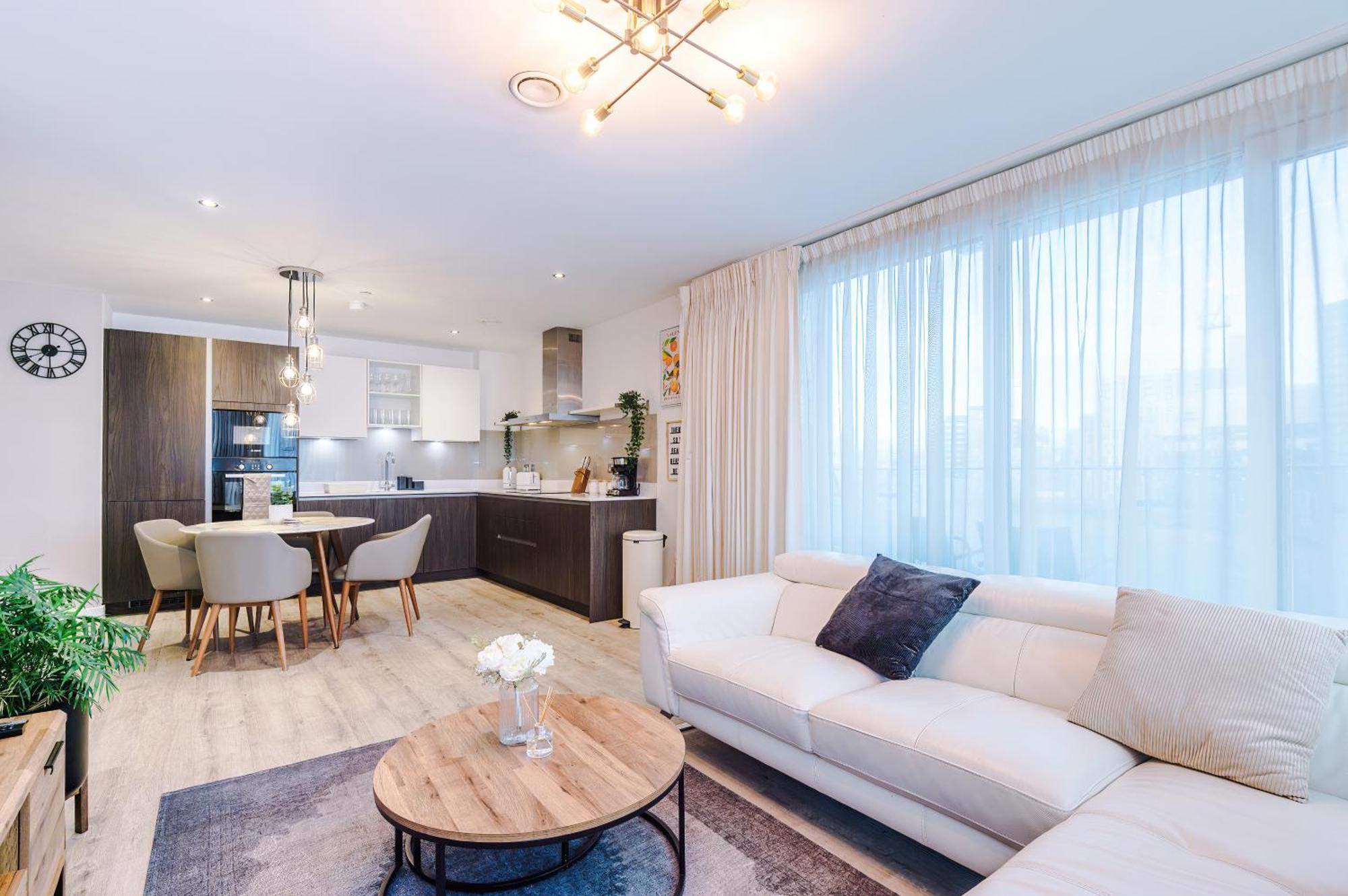 Free Parking, Centre 3bed Apartment, Balcony With Amazing Views, Sleeps 6
