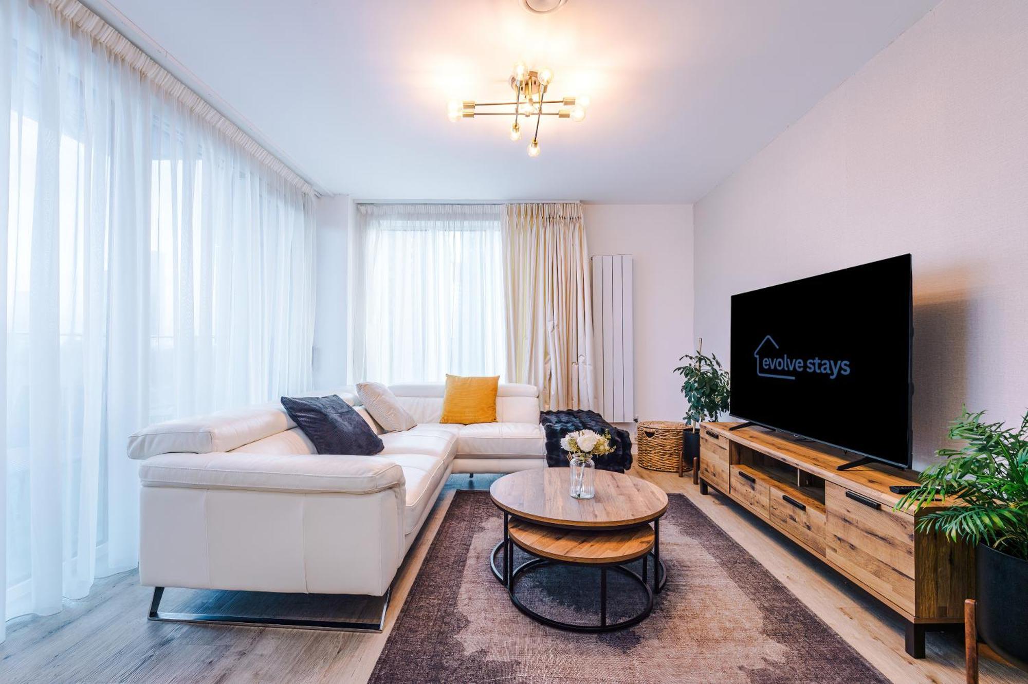 Free Parking, Centre 3bed Apartment, Balcony With Amazing Views, Sleeps 6 Apartment