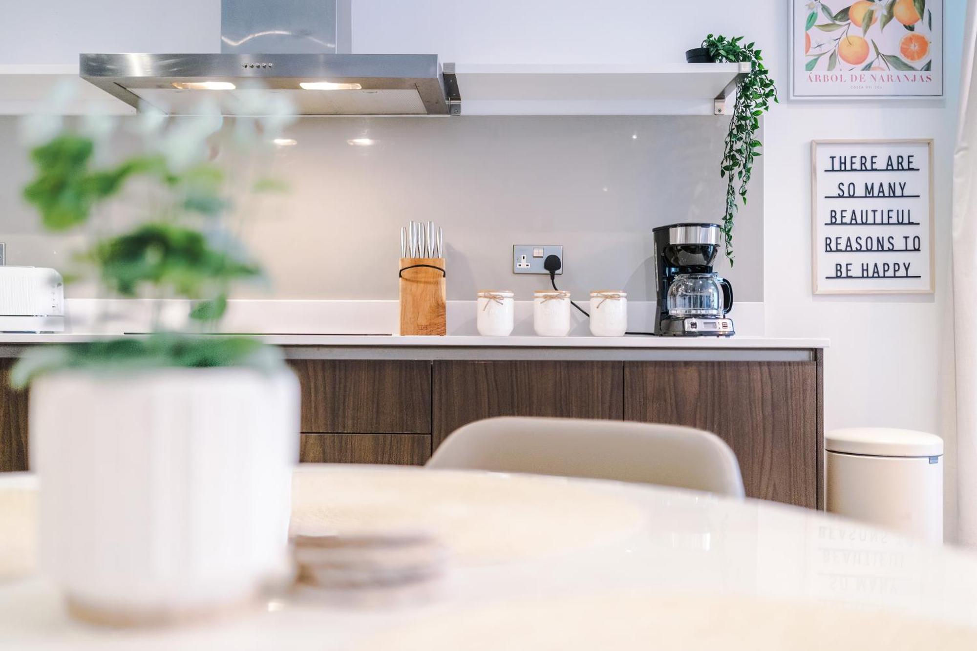 Apartment Free Parking, Centre 3bed Apartment, Balcony With Amazing Views, Sleeps 6 *