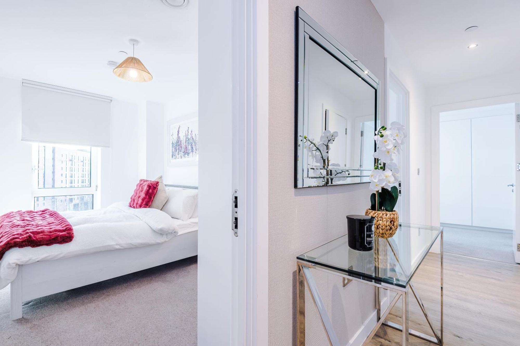 Free Parking, Centre 3bed Apartment, Balcony With Amazing Views, Sleeps 6 *