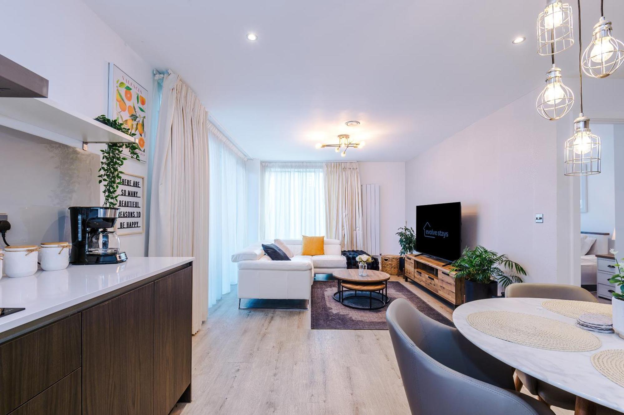 Free Parking, Centre 3bed Apartment, Balcony With Amazing Views, Sleeps 6 Apartment Manchester