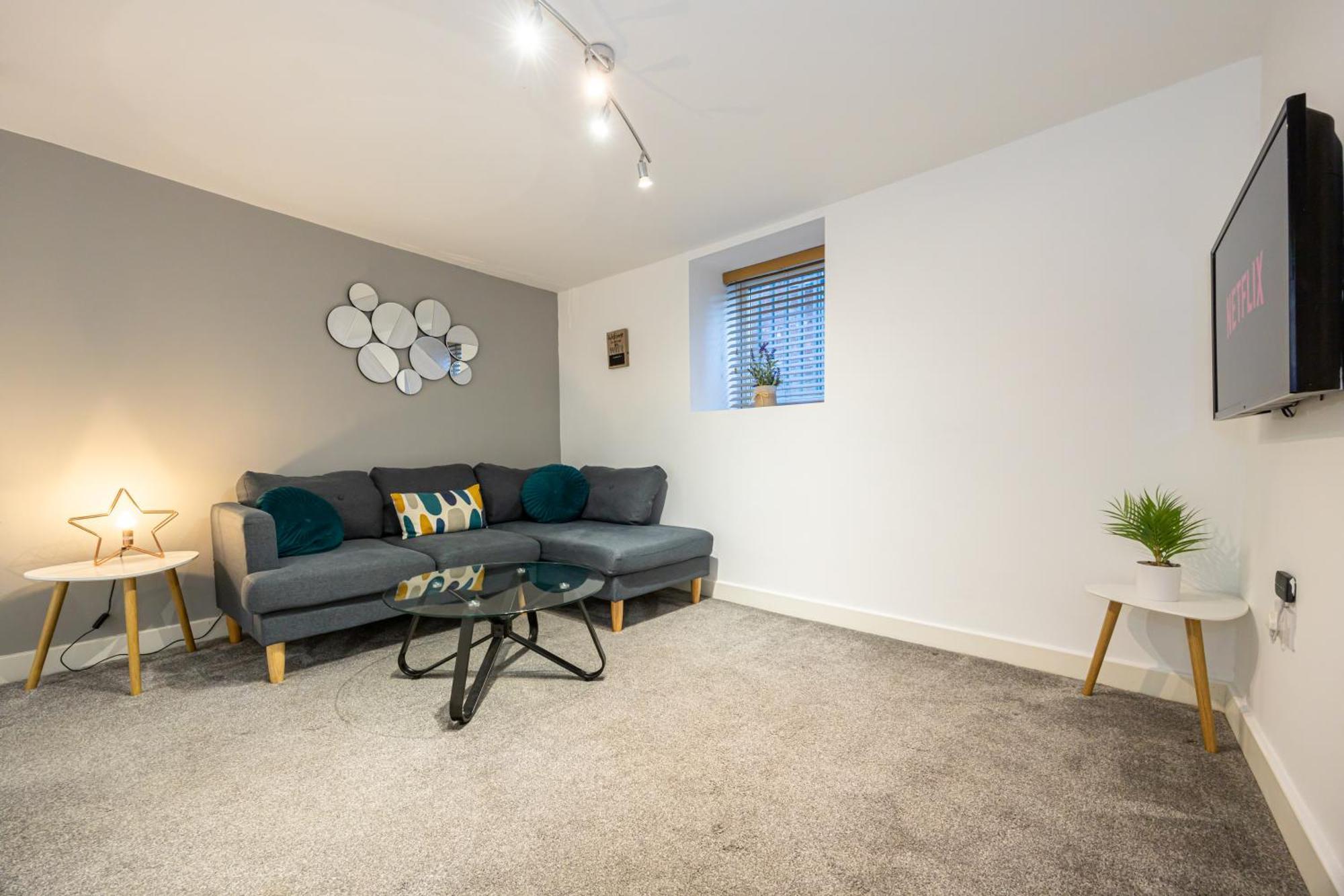 Stylish 2-bed Flat Steps From Tram Stop Apartment *