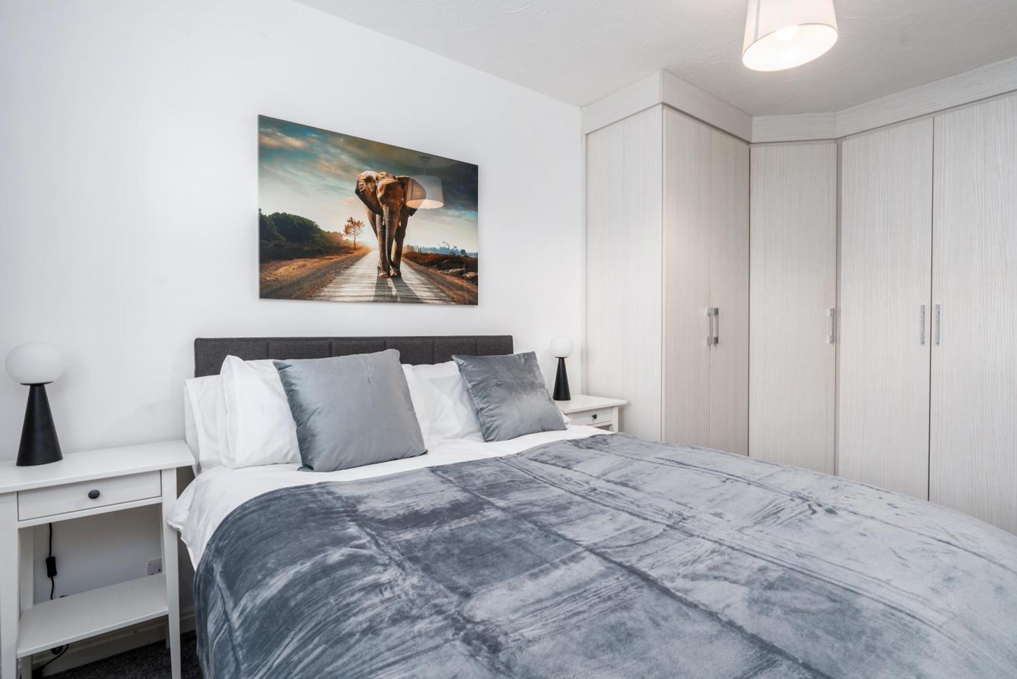 Apartment Cozy 2 Bed - Unlimited Wi-fi - Free Parking - Sleeps 6 - By Old Trafford Manchester