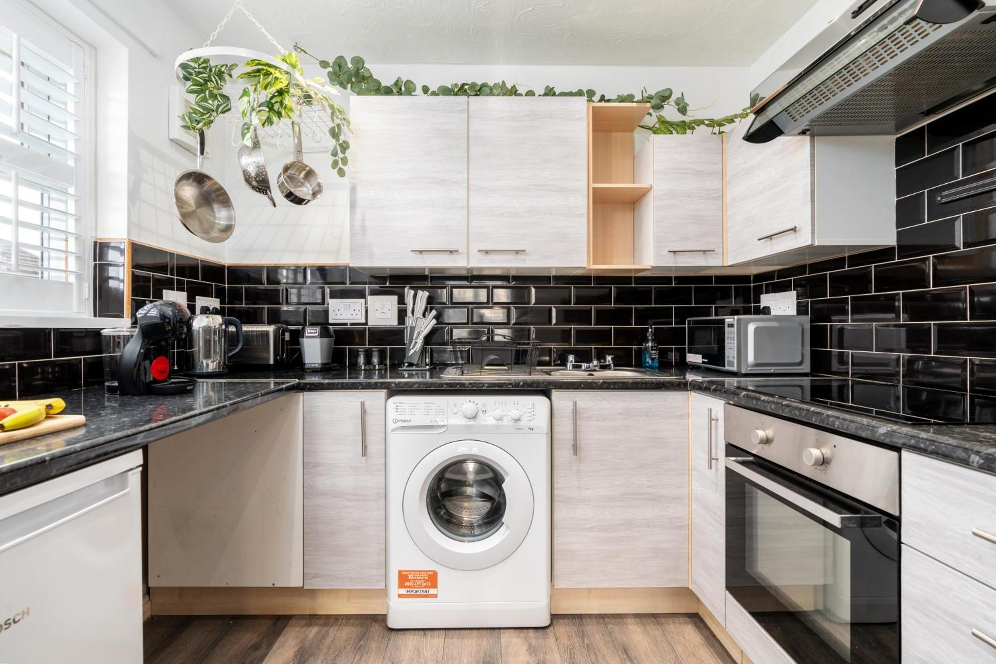 Cozy 2 Bed - Unlimited Wi-fi - Free Parking - Sleeps 6 - By Old Trafford Manchester