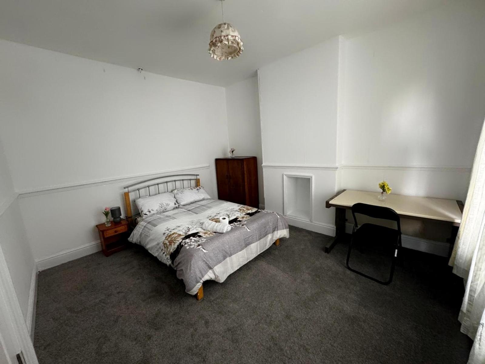 Guest house Double-bedroom In The Heart Of Salford Perfect For Short