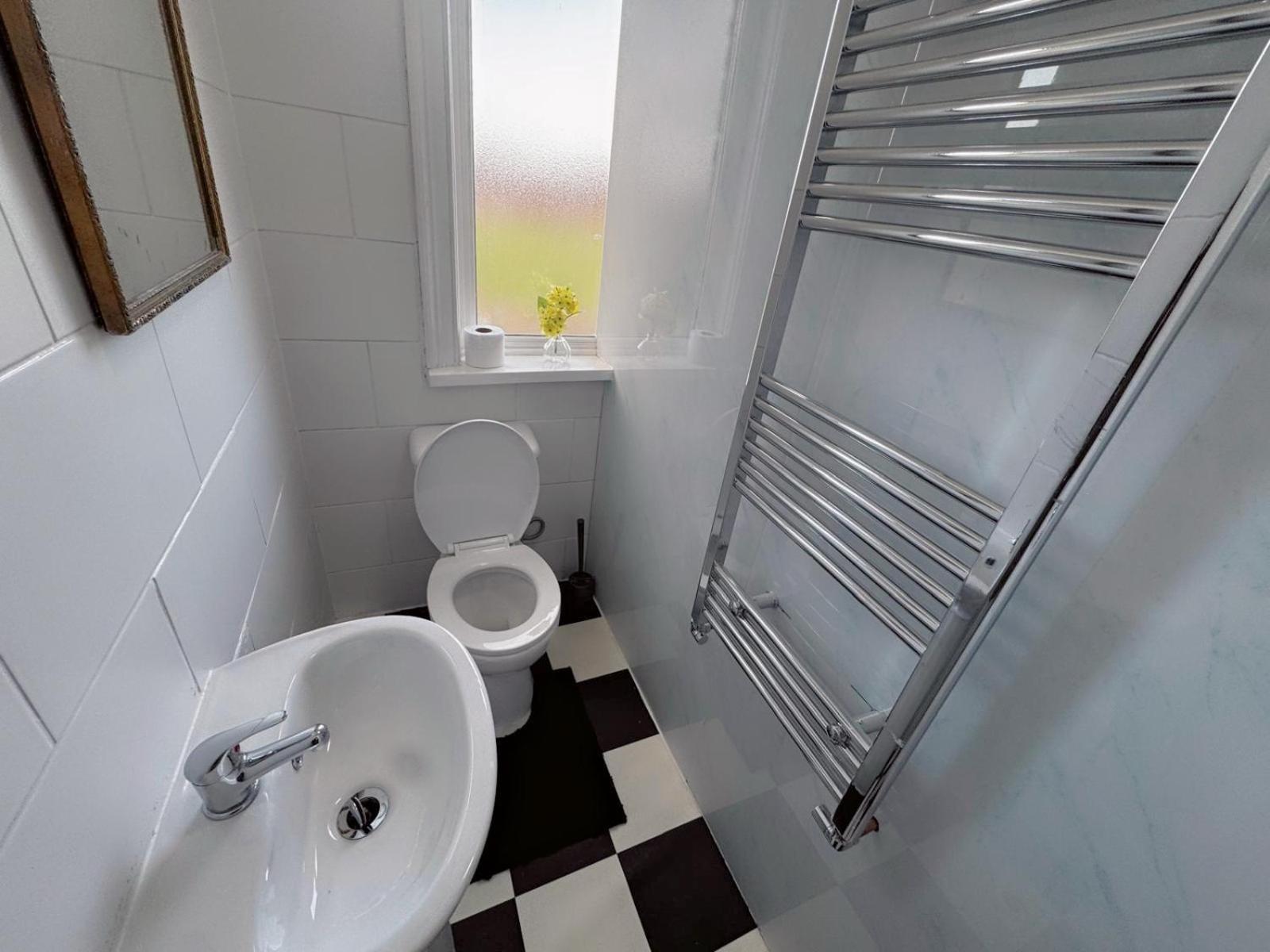 Double-bedroom In The Heart Of Salford Perfect For Short