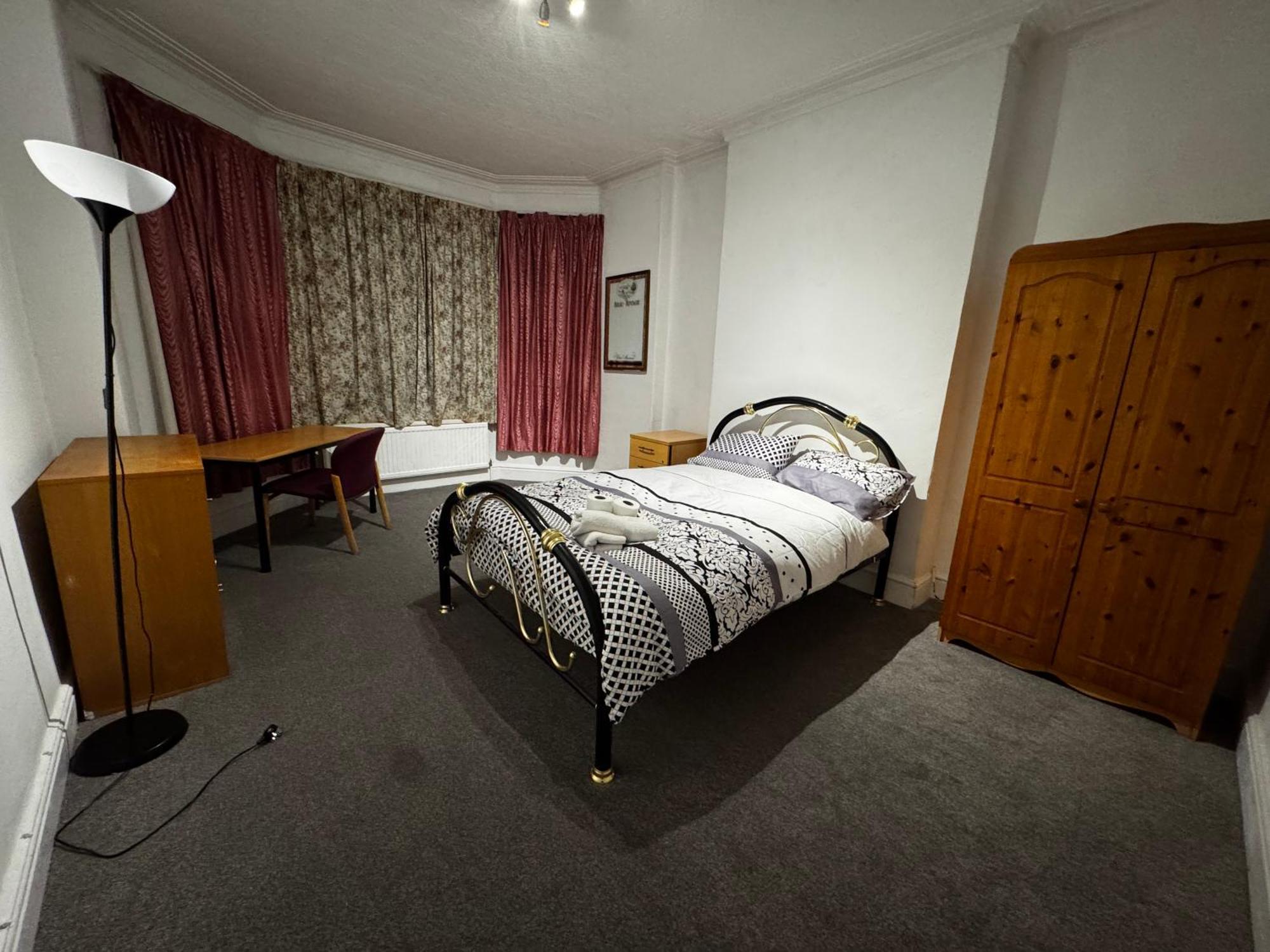 Double-bedroom In The Heart Of Salford Perfect For Short *
