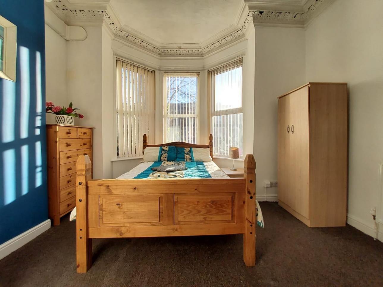 Double-bedroom In The Heart Of Salford Perfect For Short