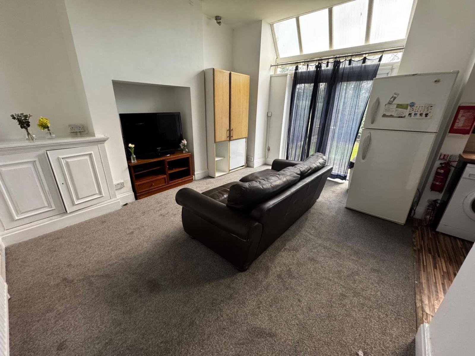 Guest house Double-bedroom In The Heart Of Salford Perfect For Short