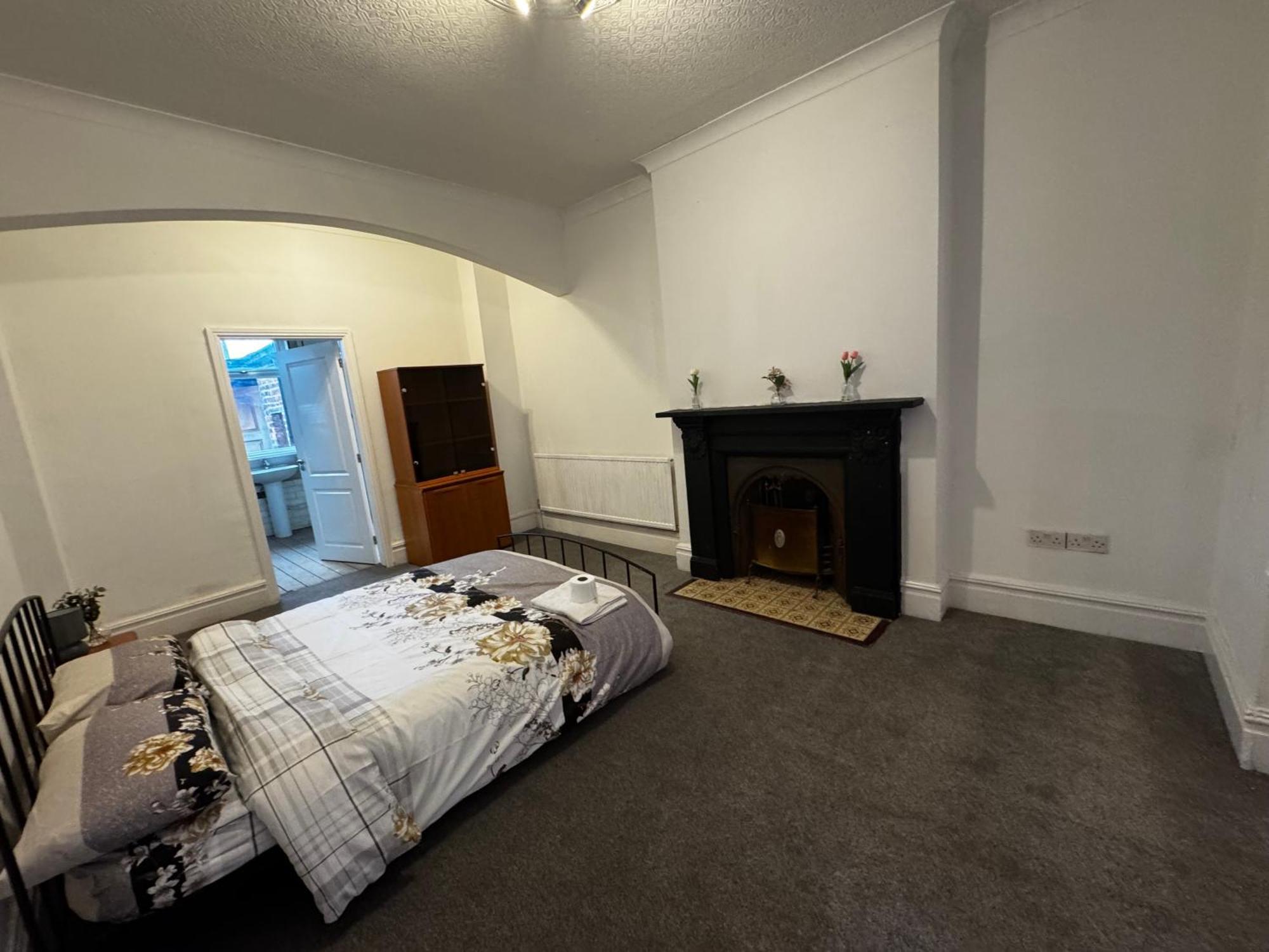 Double-bedroom In The Heart Of Salford Perfect For Short *