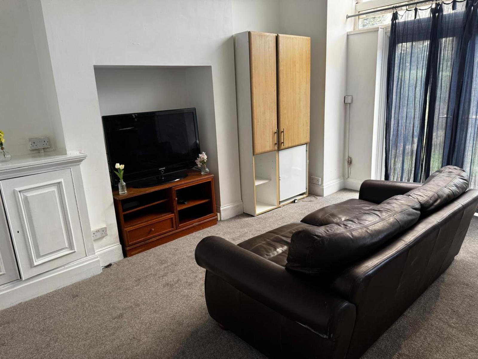Double-bedroom In The Heart Of Salford Perfect For Short Guest house *