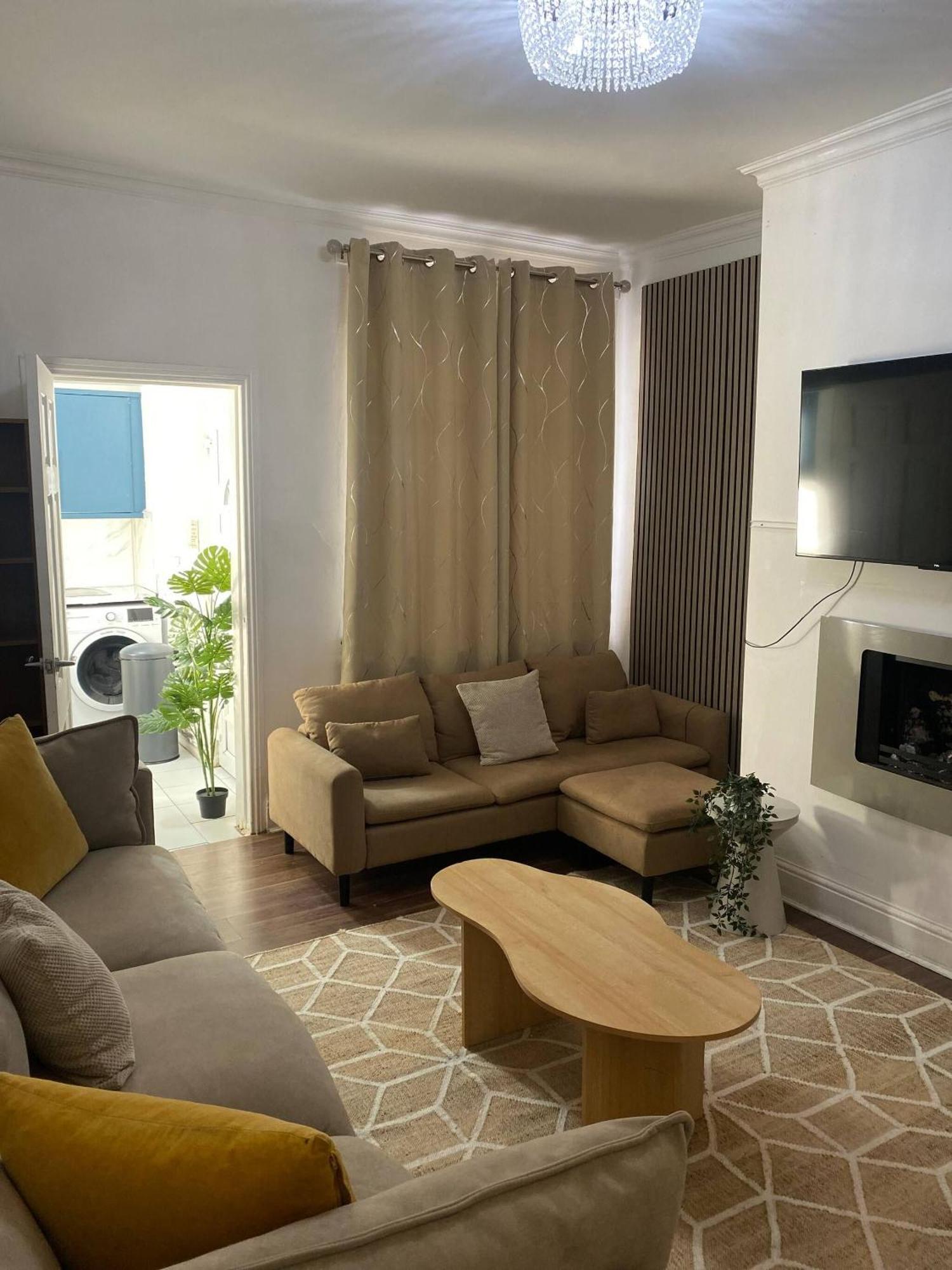 Modern Townhouse-free Parking-game Room-w-ifi Holiday home Manchester