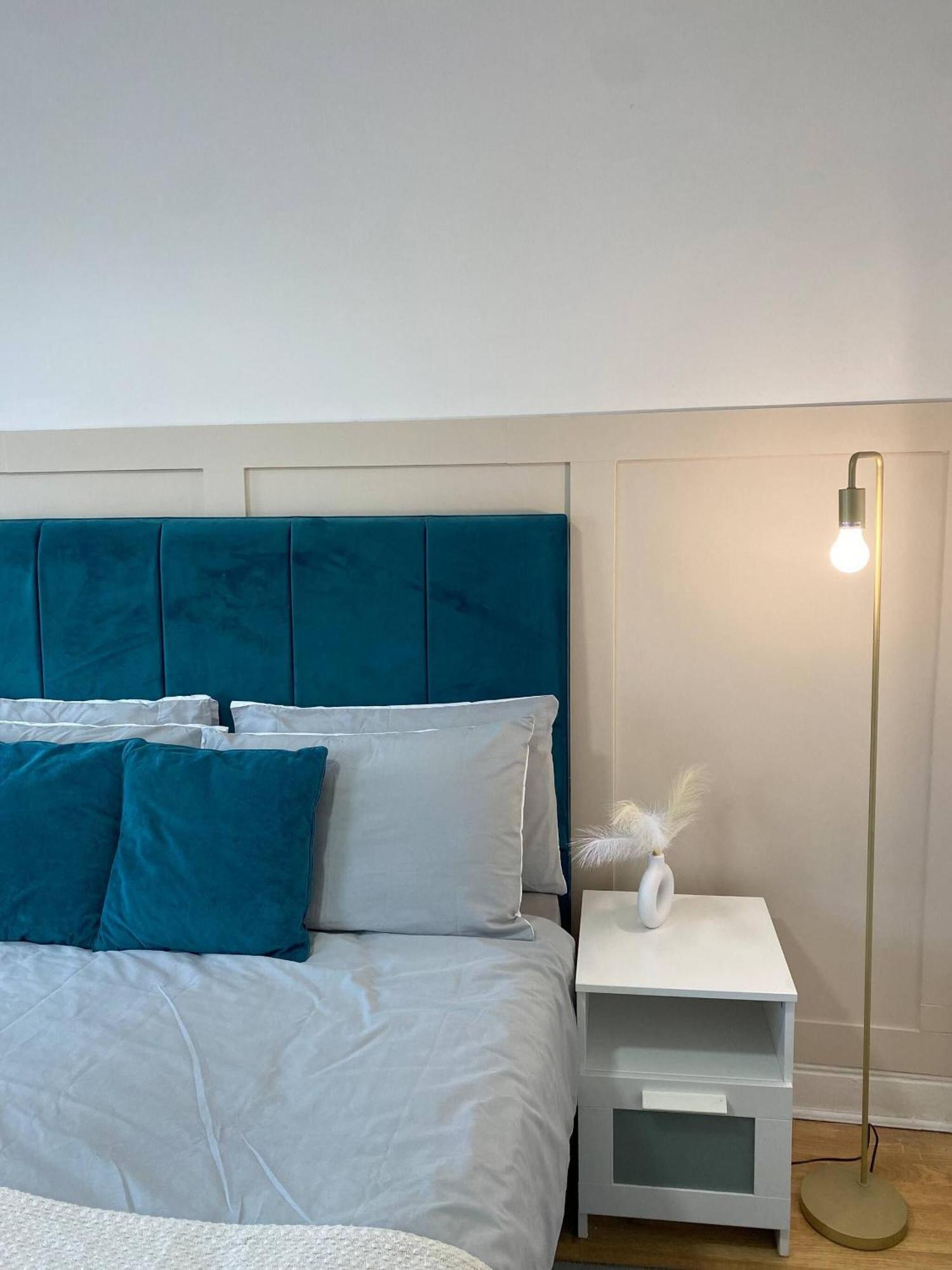 Modern Townhouse-free Parking-game Room-w-ifi * Manchester