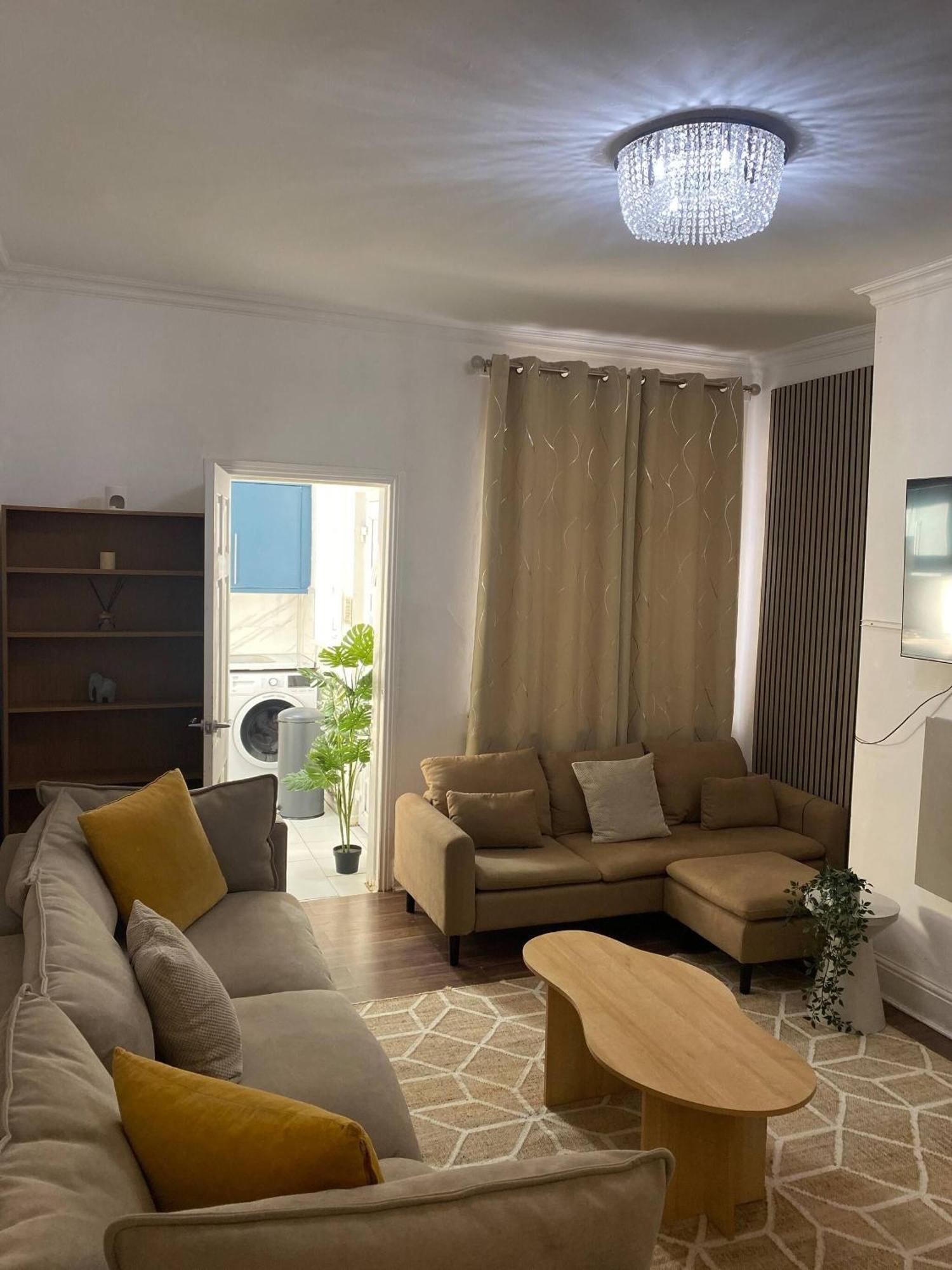 Modern Townhouse-free Parking-game Room-w-ifi Holiday home *