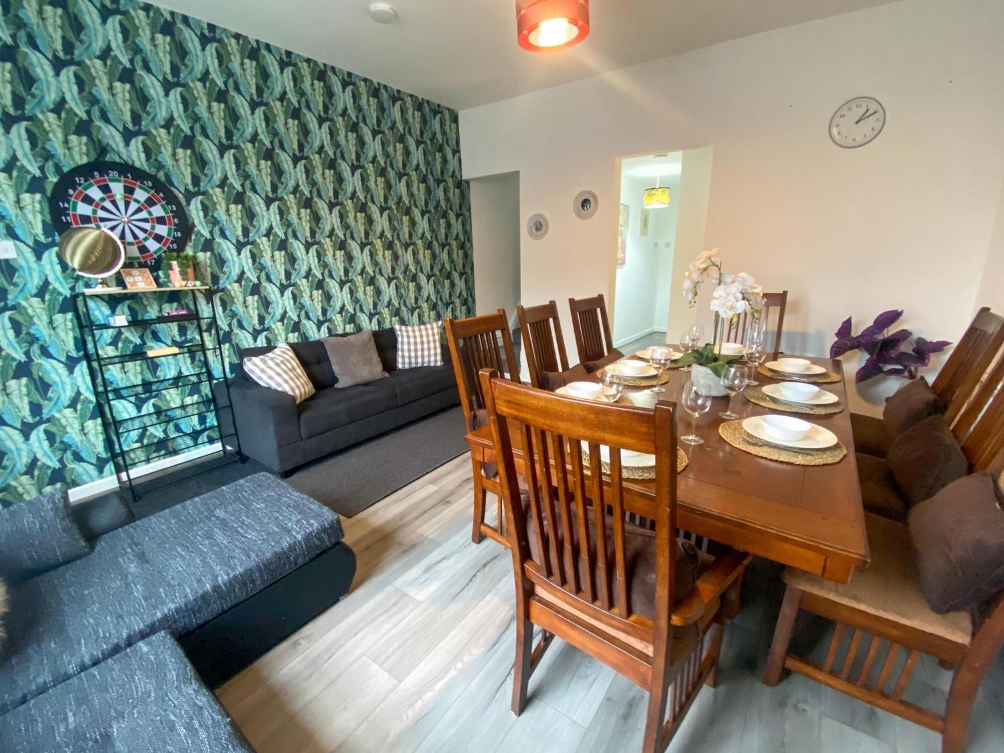 5 Bedroom Luxury Townhouse Near Centre, Sleep 16 * Manchester