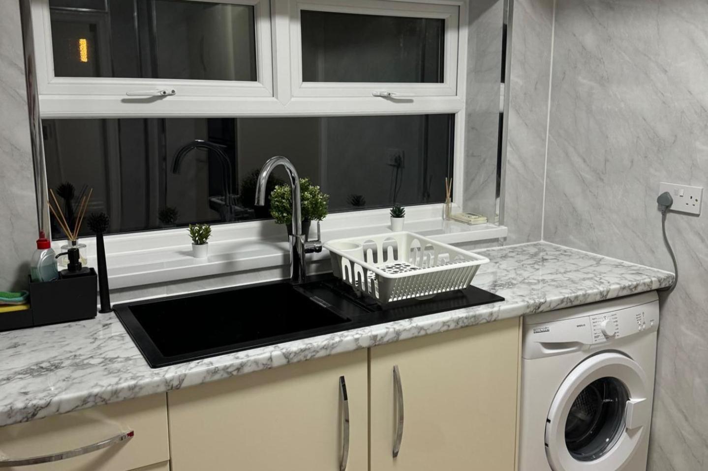 Oasis - Spacious 5 Bedroom House