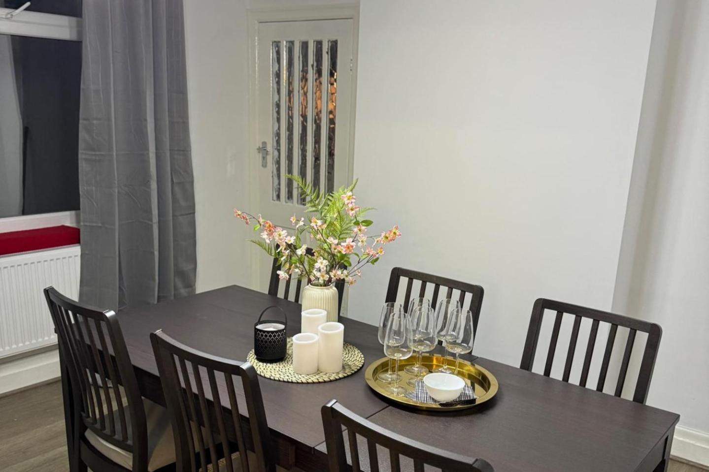 Oasis - Spacious 5 Bedroom House Holiday home *