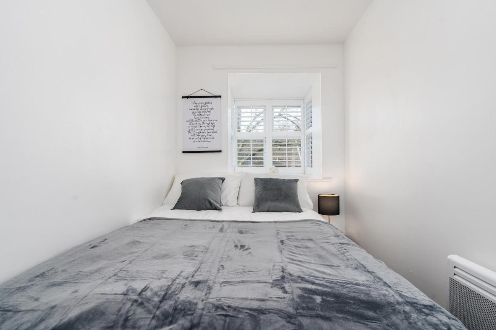 Apartment Cozy 2 Bed - Unlimited Wi-fi - Free Parking - Sleeps 6 - By Old Trafford Manchester