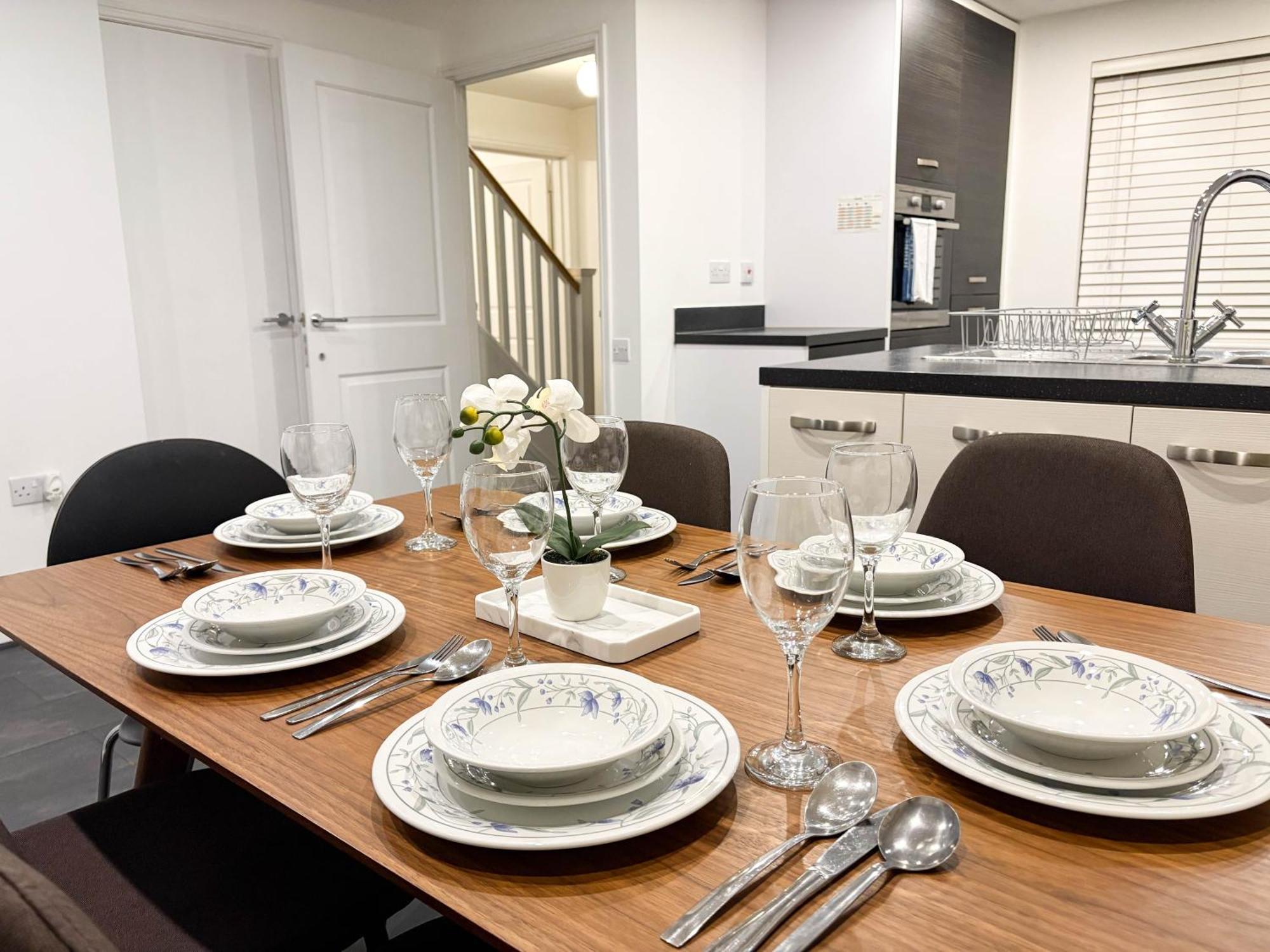 Holiday home New Near Etihad & Coop Live