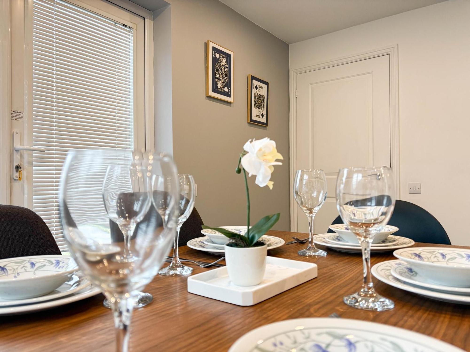 New Near Etihad & Coop Live Holiday home *