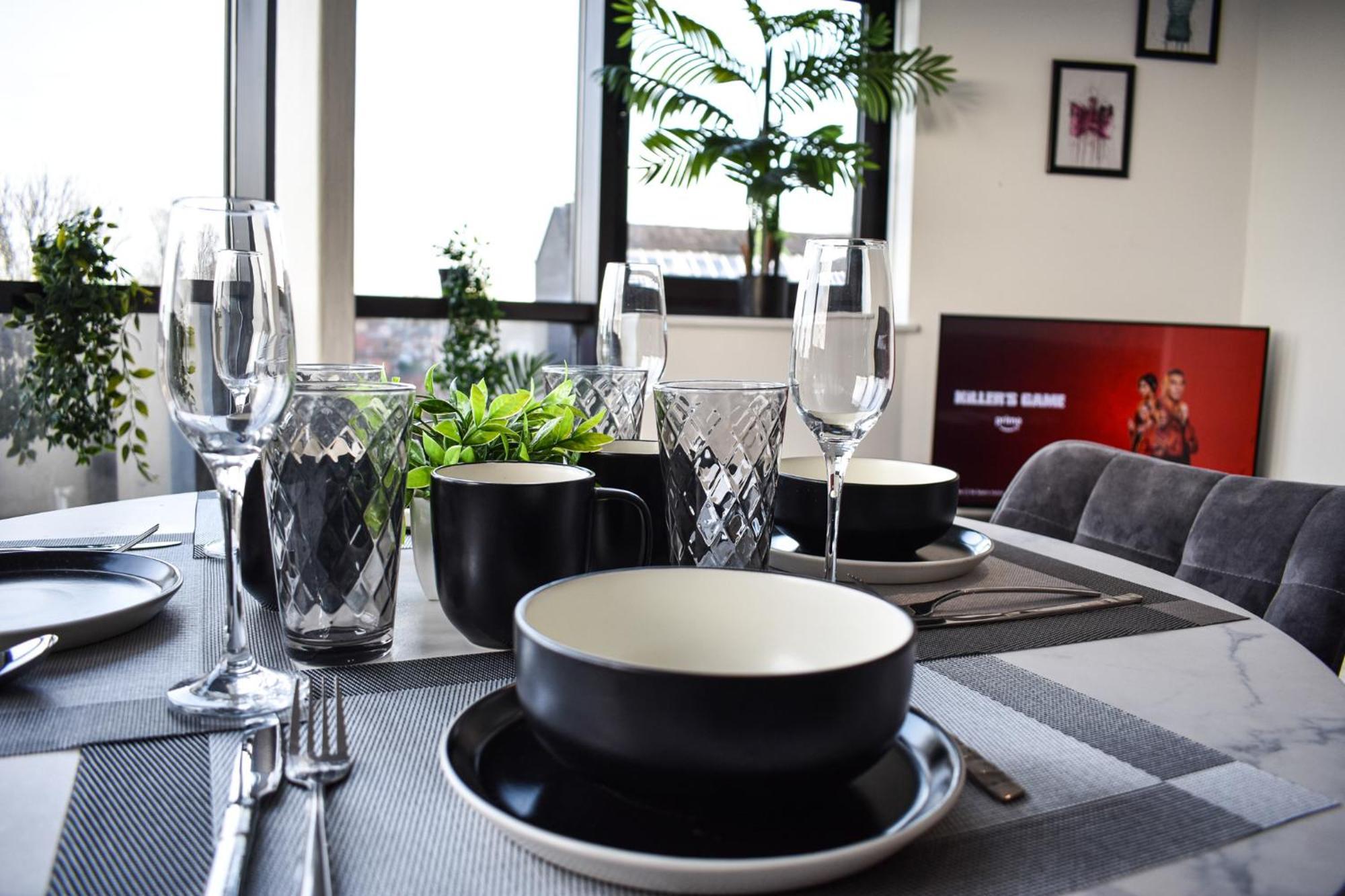 New Stylish Free Parking Sleeps 5 Or 6 Apartment *