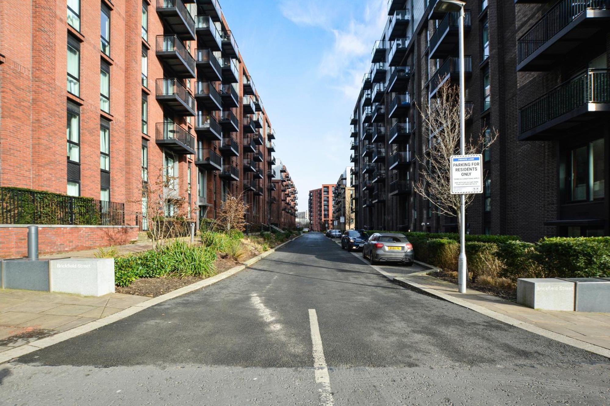 New Stylish Free Parking Sleeps 5 Or 6 Apartment