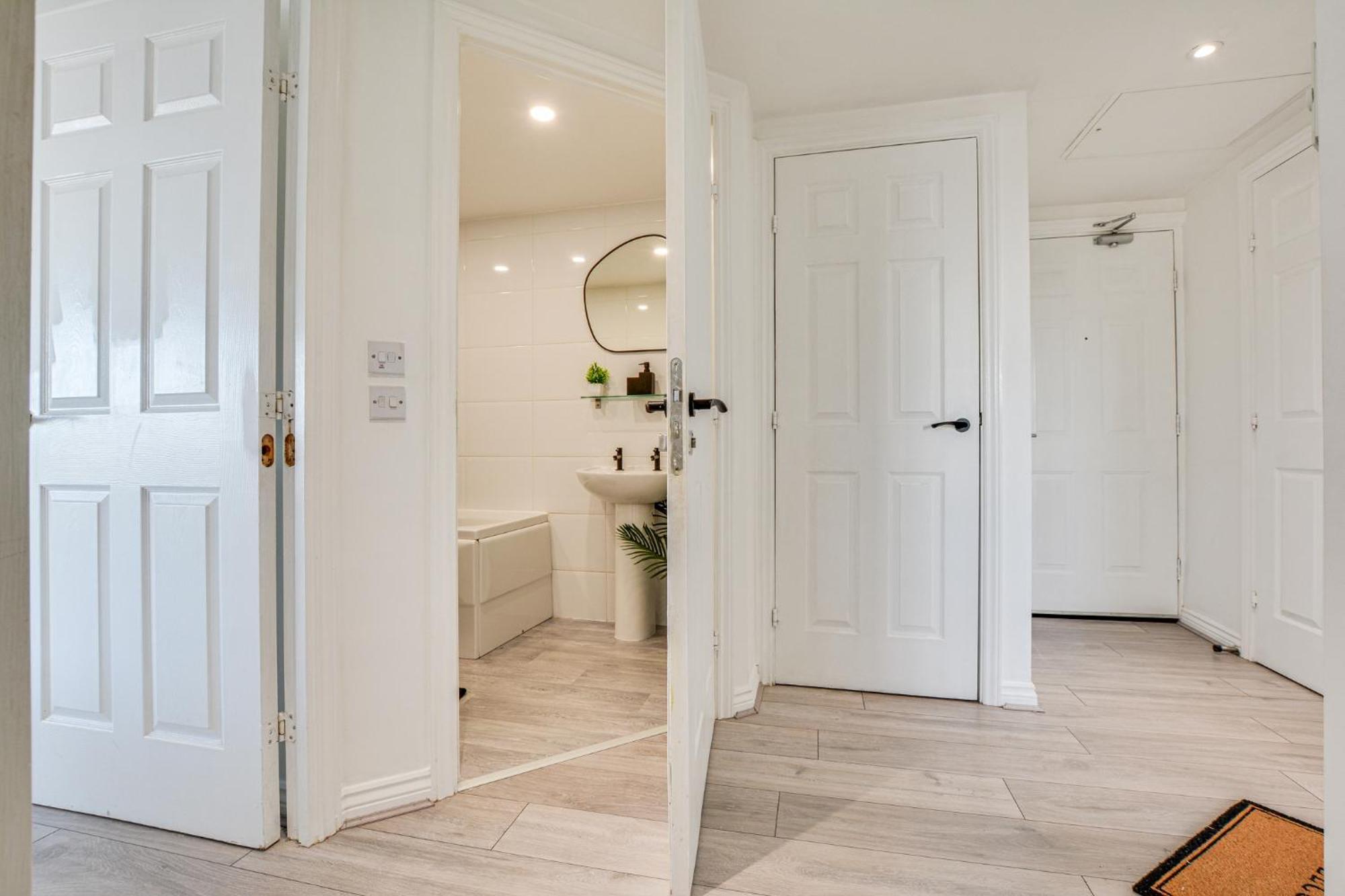 Apartment New Stylish Free Parking Sleeps 5 Or 6 *