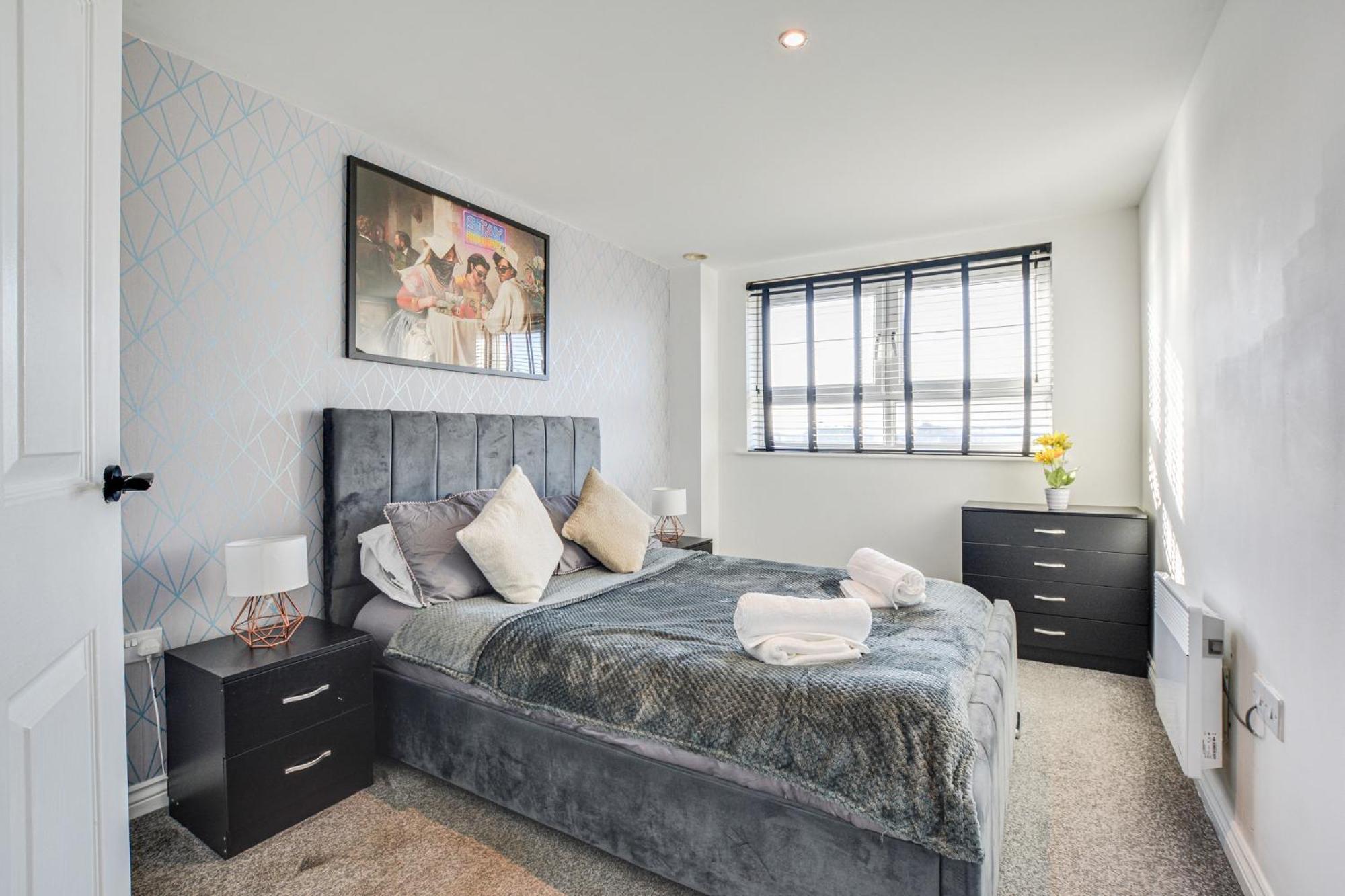 New Stylish Free Parking Sleeps 5 Or 6 Manchester