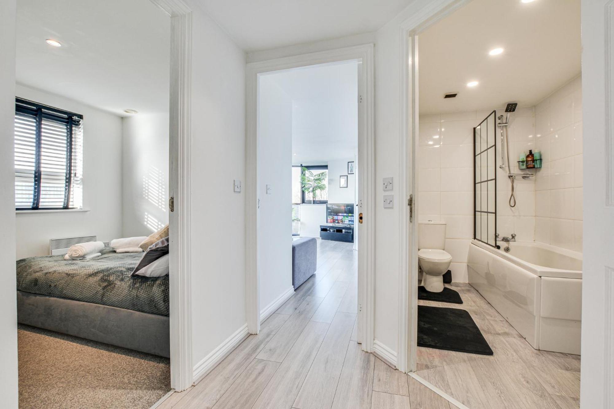 New Stylish Free Parking Sleeps 5 Or 6 * Manchester