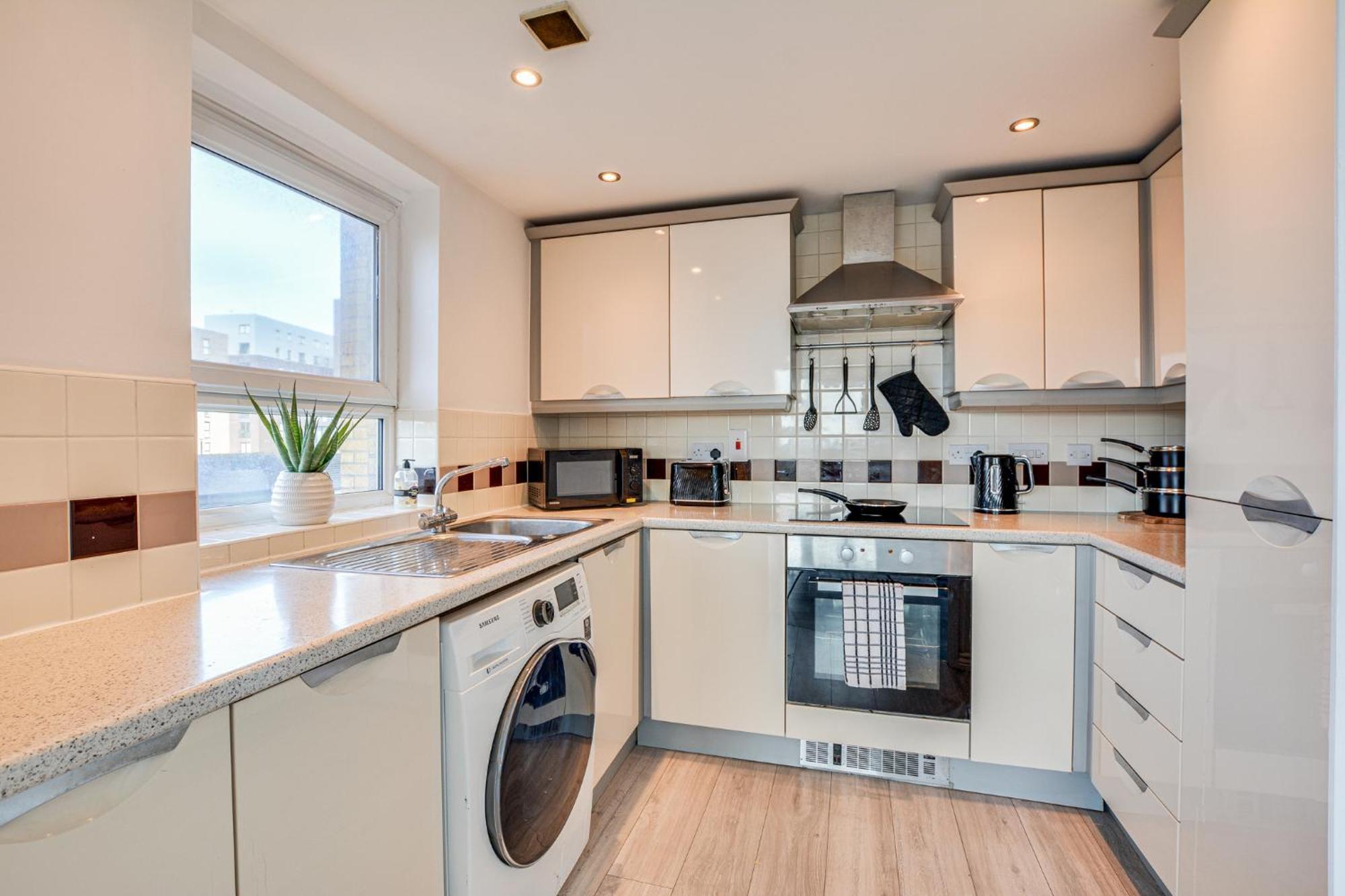 Apartment New Stylish Free Parking Sleeps 5 Or 6