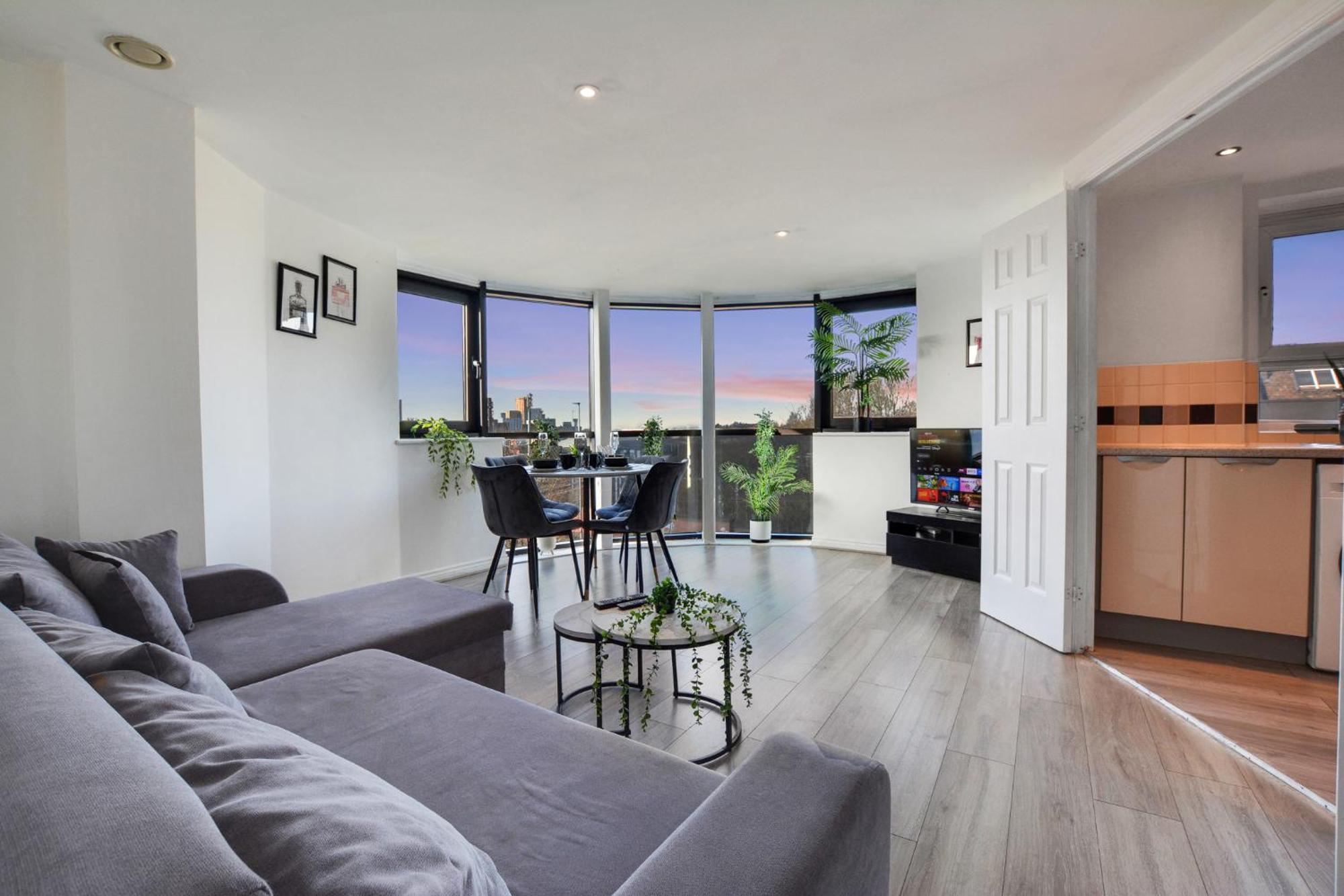 New Stylish Free Parking Sleeps 5 Or 6 Apartment Manchester