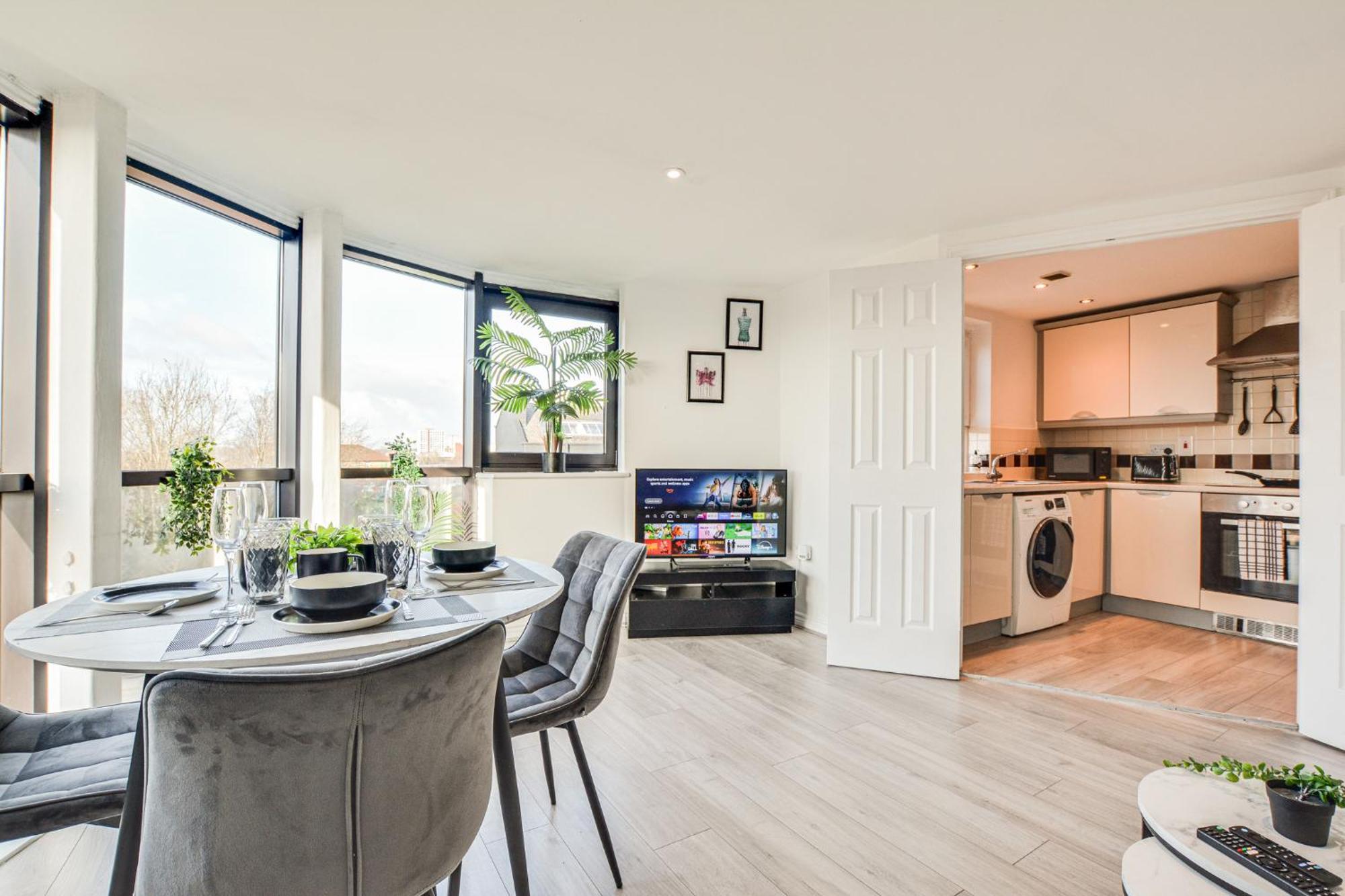 New Stylish Free Parking Sleeps 5 Or 6 * Manchester