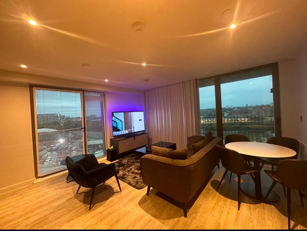 Homestay Away Luxury Two Bedroom Shared With En-suite And A Private Bathroom *